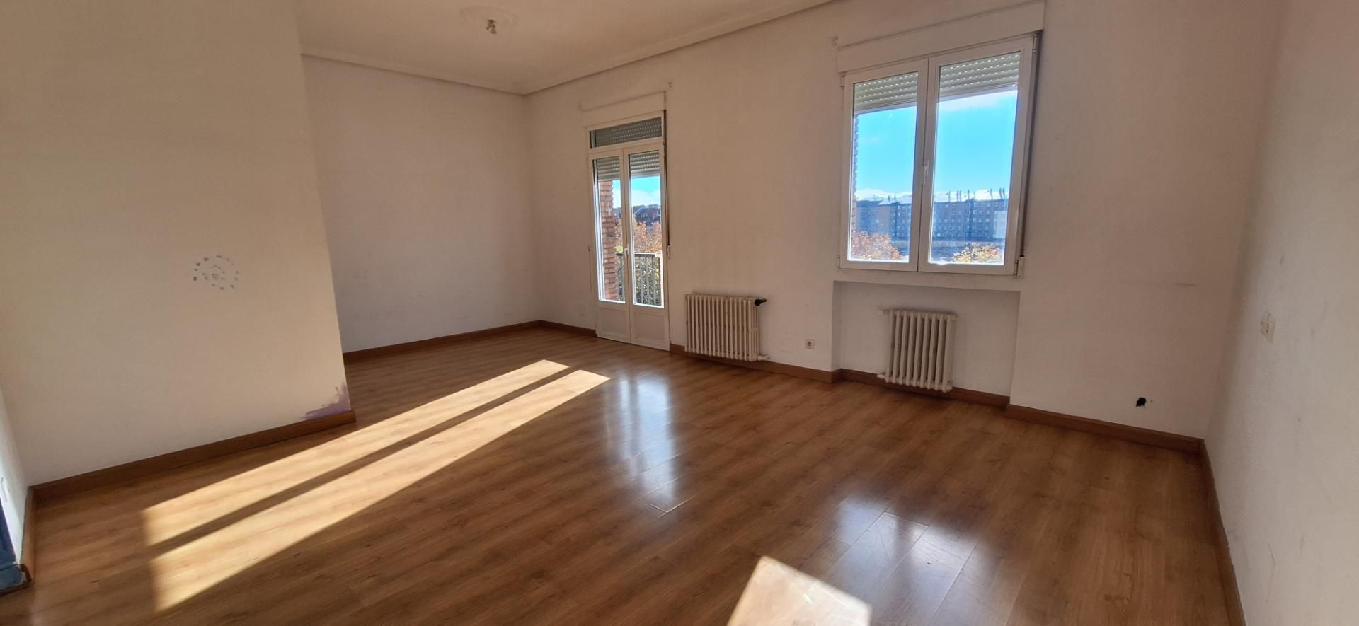 Pis en venda a Calle del Puente Colgante, 38, Campo Grande Sala d'estar de Pis en venda en Valladolid Capital amb Terrassa