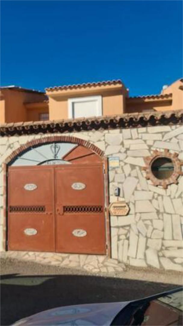 Vista exterior de Casa o xalet en venda en Algeciras amb Jardí privat, Terrassa i Traster