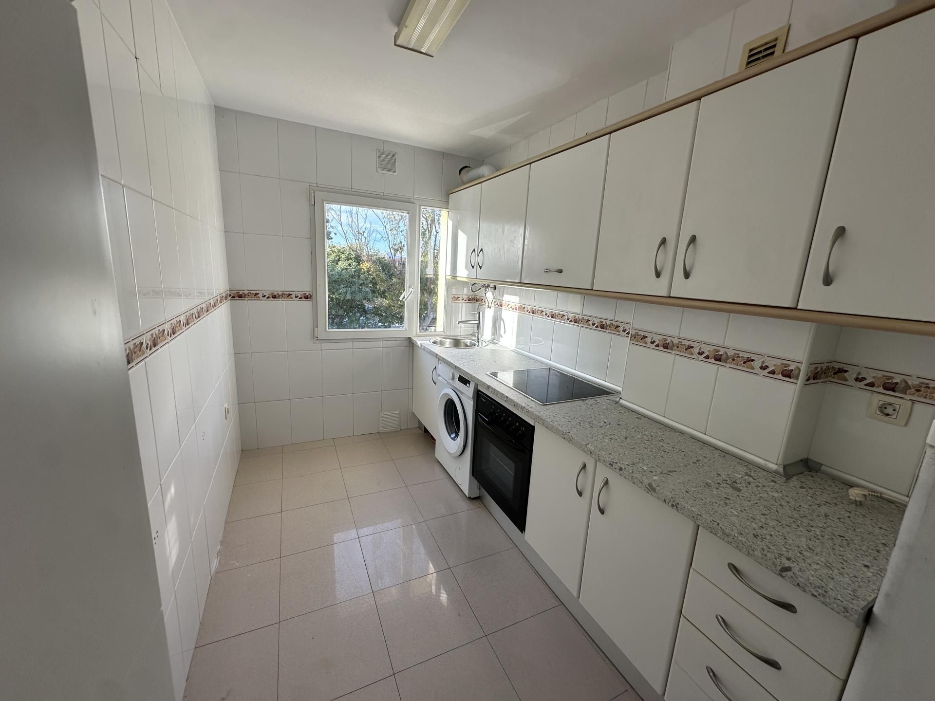 Pis de lloguer a Calle Loma del Paraiso, 7, Los Álamos Cuina de Pis de lloguer en Torremolinos amb Aire condicionat, Piscina i Balcó