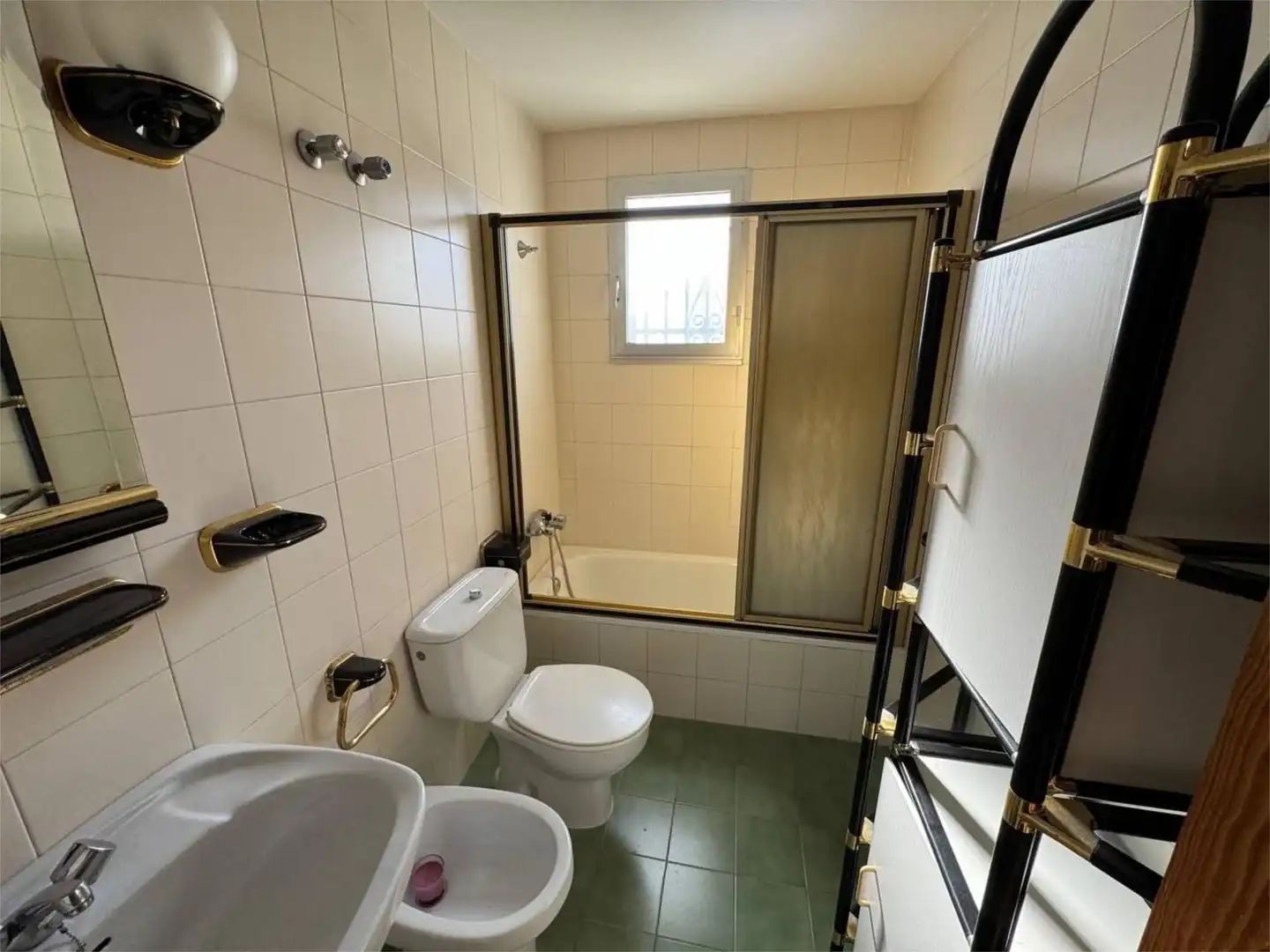 Houses for sale in Calle Mallorca, 2, El Retiro - La Vid Bathroom of Houses for sale in Jerez de la Frontera with Air Conditioner, Heating and Private garden