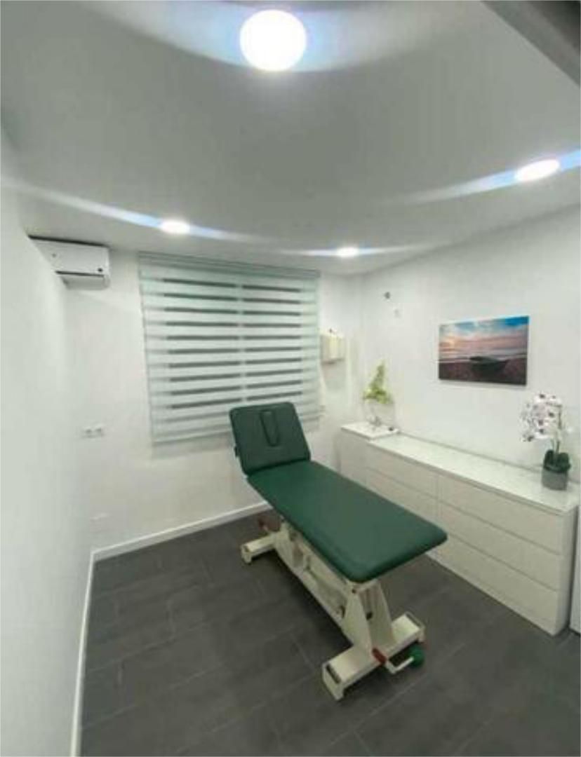 Oficina de lloguer a Portada Alta - Pol. Crta. De Cártama Dormitori de Oficina de lloguer en Málaga Capital amb Aire condicionat