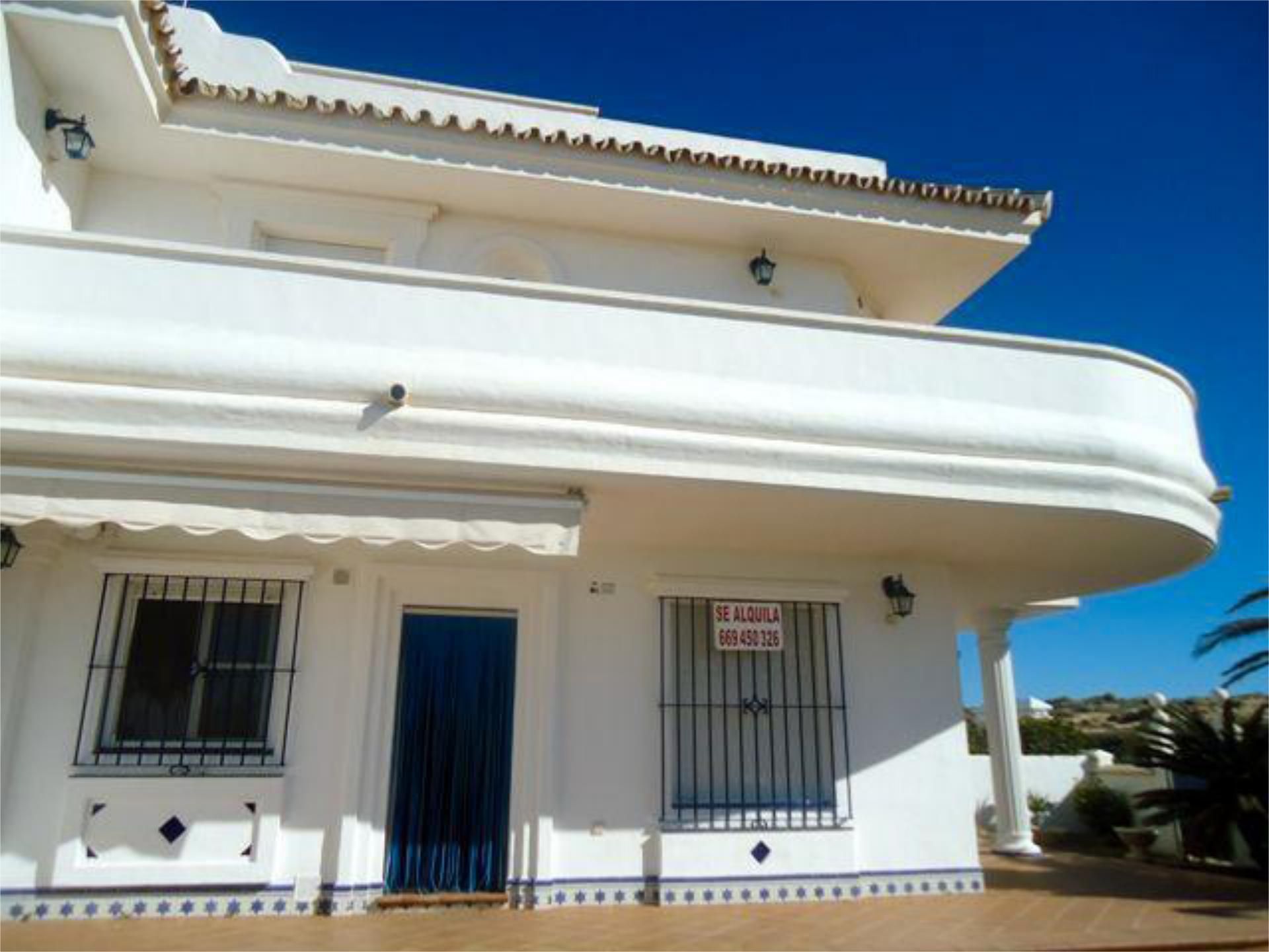 Vista exterior de Casa adosada de lloguer en Almonte amb Jardí privat, Terrassa i Moblat