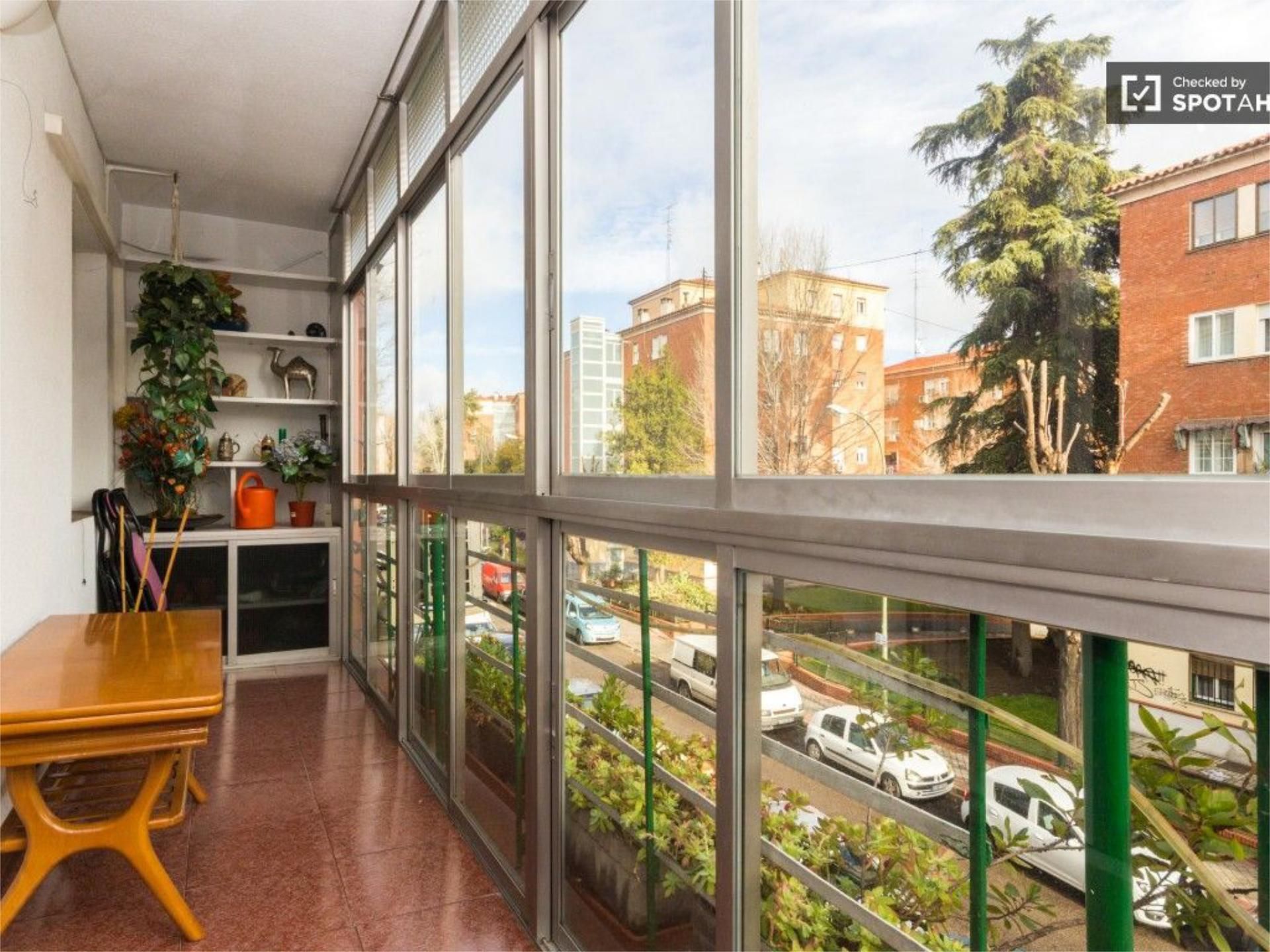 Pis de lloguer a Calle de Villavaliente, 3, Lucero Vista exterior de Pis de lloguer en Madrid Capital amb Aire condicionat i Terrassa