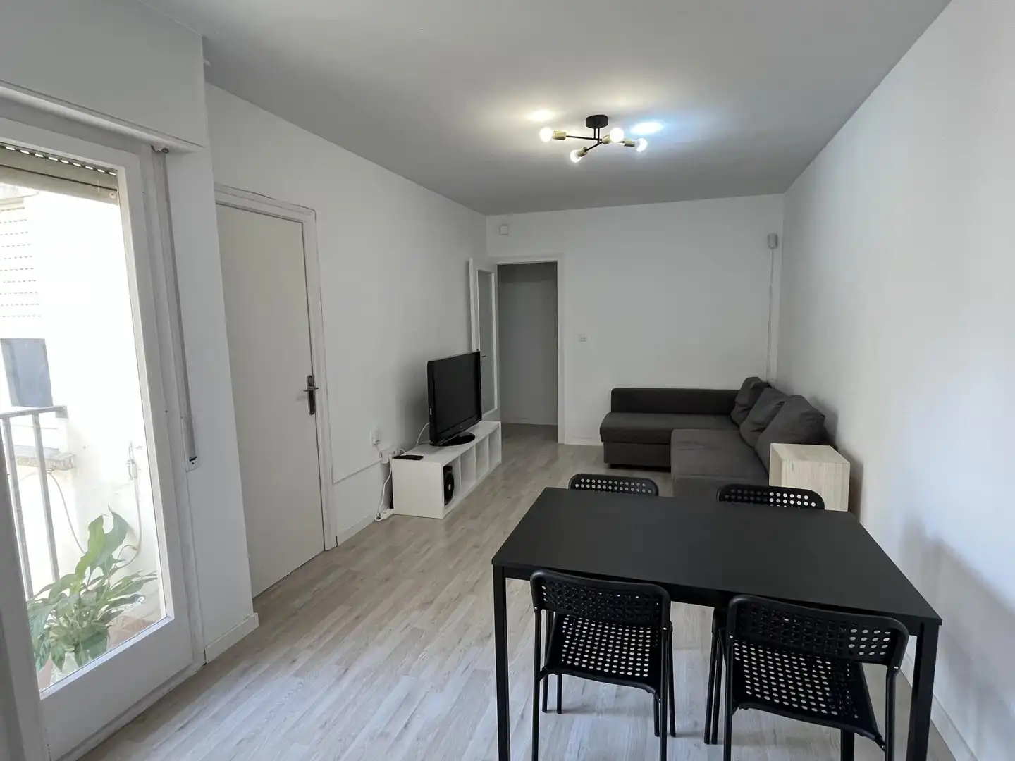 Living room of Flat for share in L'Hospitalet de Llobregat  with Parquet flooring, Furnished and Balcony