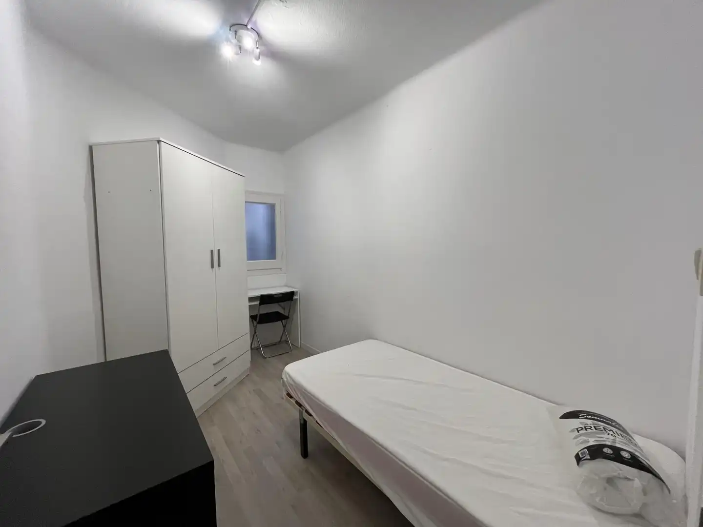 Bedroom of Flat for share in L'Hospitalet de Llobregat  with Parquet flooring, Furnished and Balcony