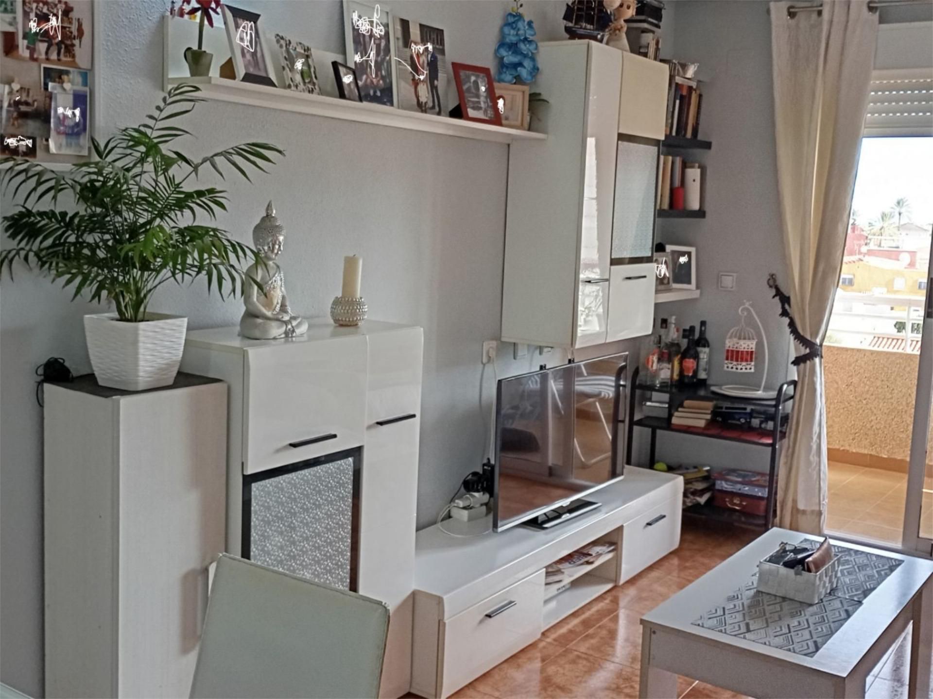 Pis en venda a Calle Joven Pura, 73, Nueva Torrevieja Sala d'estar de Pis en venda en Torrevieja amb Aire condicionat, Calefacció i Jardí privat