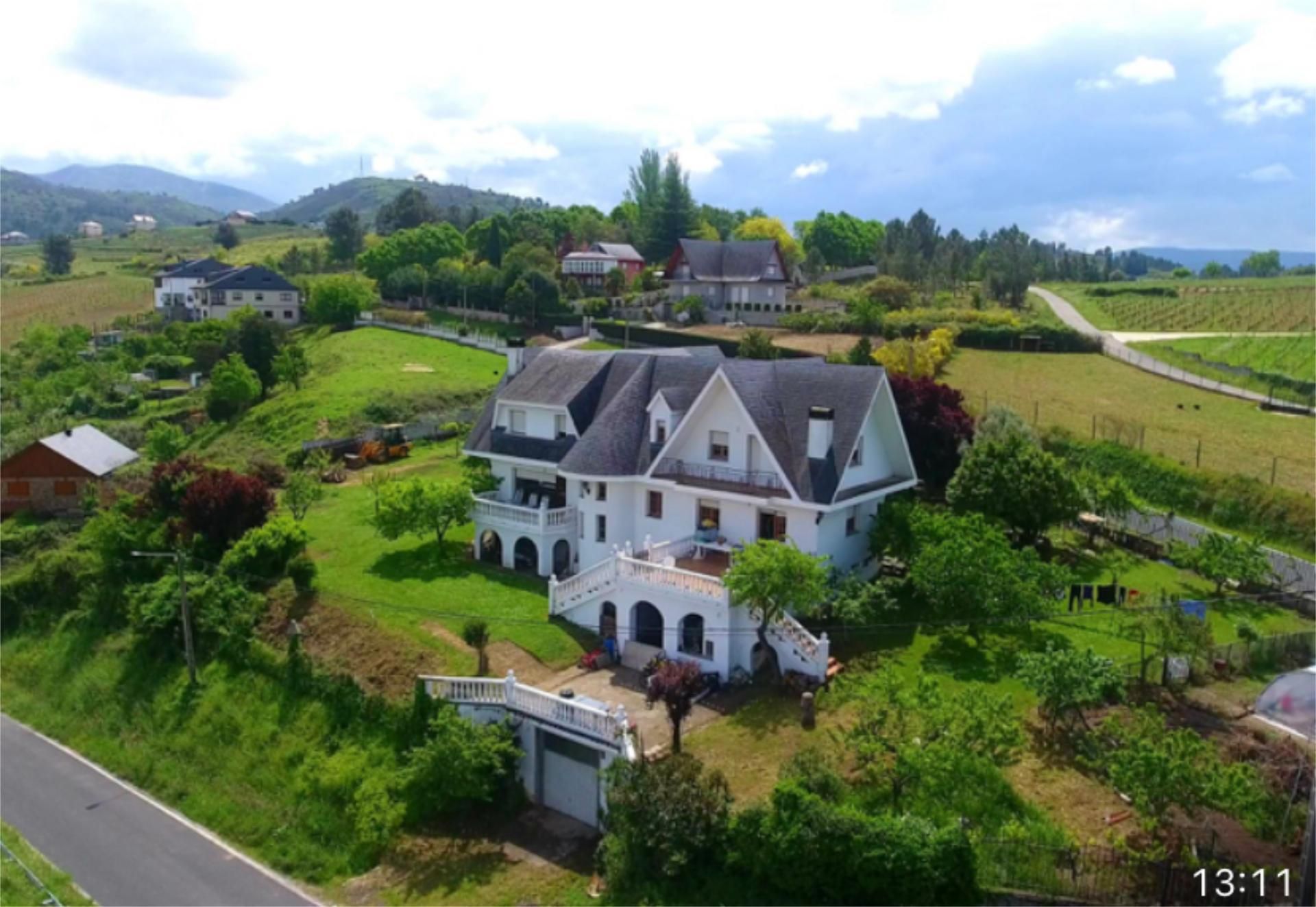 Casa o xalet en venda a Travesía Carballal, 1, Petín Vista exterior de Casa o xalet en venda en Petín amb Calefacció, Jardí privat i Parquet