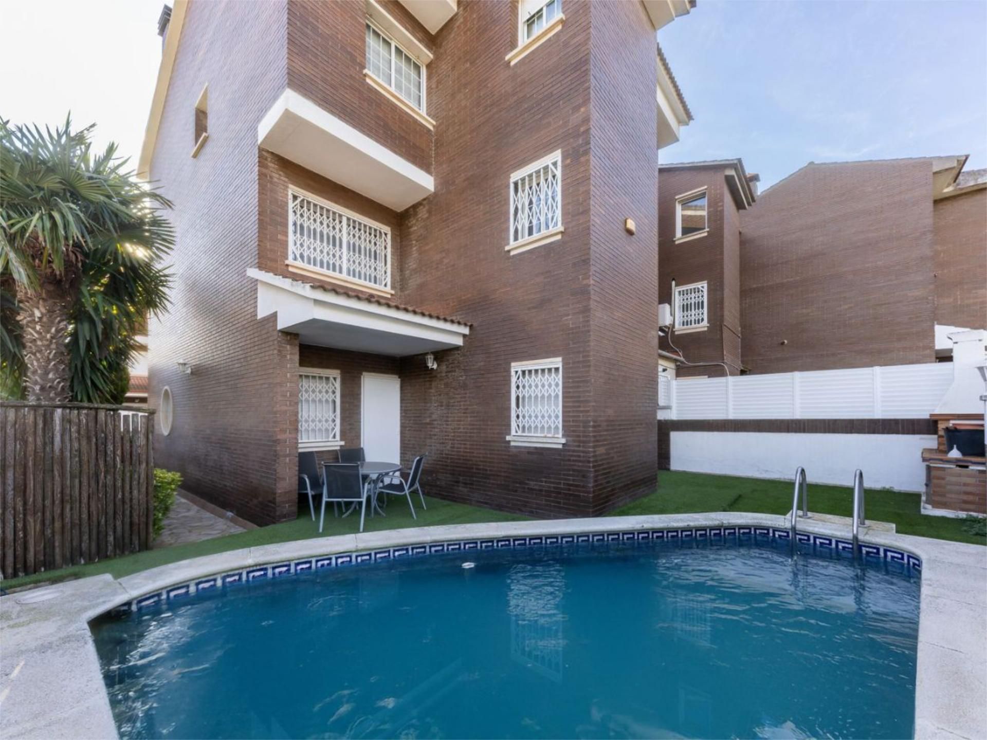 Casa adosada de lloguer a Carrer Ferrer i Guàrdia, 2, La Roureda Piscina de Casa adosada de lloguer en Viladecans amb Aire condicionat, Calefacció i Jardí privat