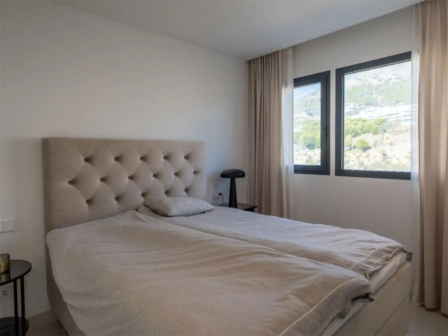 Schlafzimmer von Dachboden zum Verkauf in Fuengirola mit Klimaanlage, Terrasse und Schwimmbad