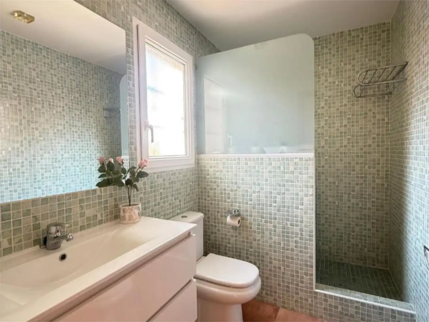 Baño de Casa adosada en venta en Pilar de la Horadada con Aire acondicionado, Calefacción y Jardín privado