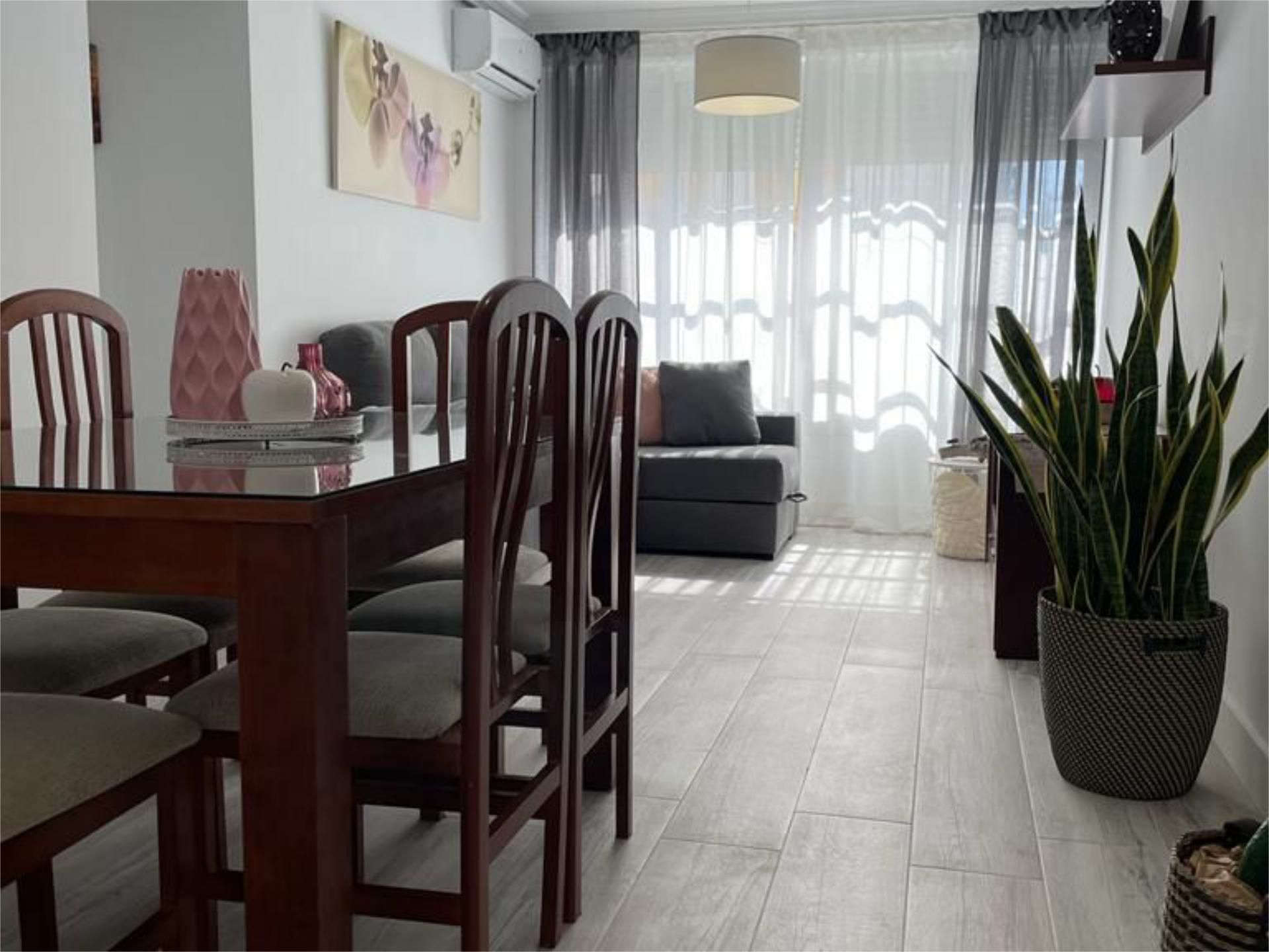 Menjador de Pis de lloguer en Mairena del Aljarafe amb Aire condicionat