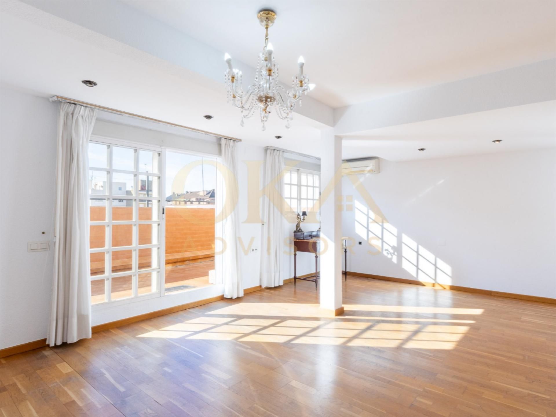 Duplex for sale in Carrer de Mossén Fenollar, 10, Barrio de Patraix Dining room of Duplex for sale in Valencia Capital with Air Conditioner, Heating and Parquet flooring