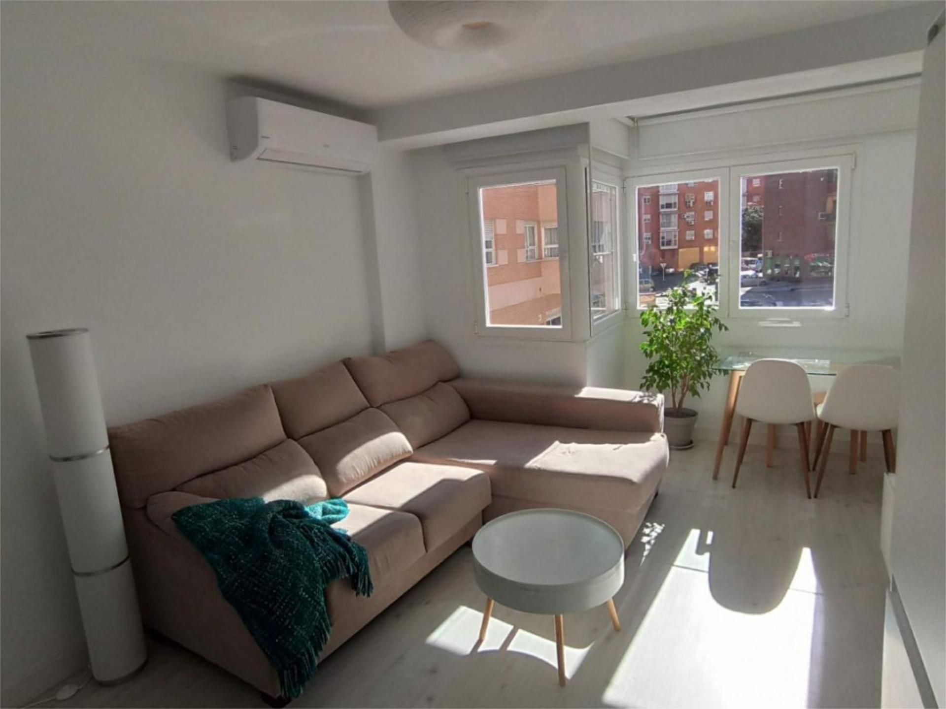 Pis en venda a Calle de las Naves, 9, Acacias Sala d'estar de Pis en venda en Madrid Capital amb Aire condicionat i Piscina