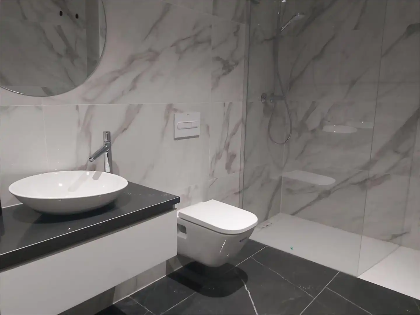 Bathroom of Flat for sale in Estepona  with Terrace, Swimming Pool and Balcony