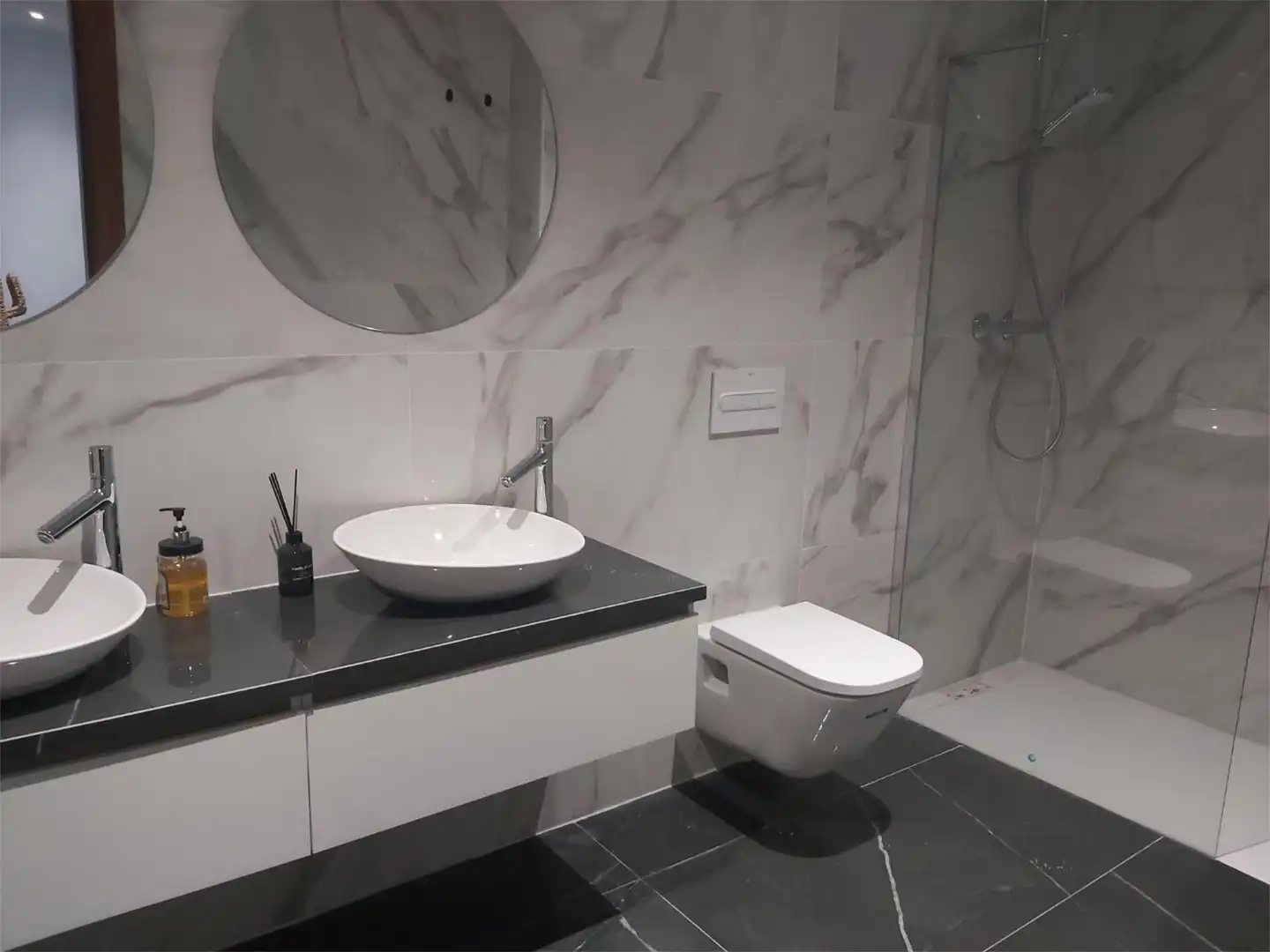 Bathroom of Flat for sale in Estepona  with Terrace, Swimming Pool and Balcony