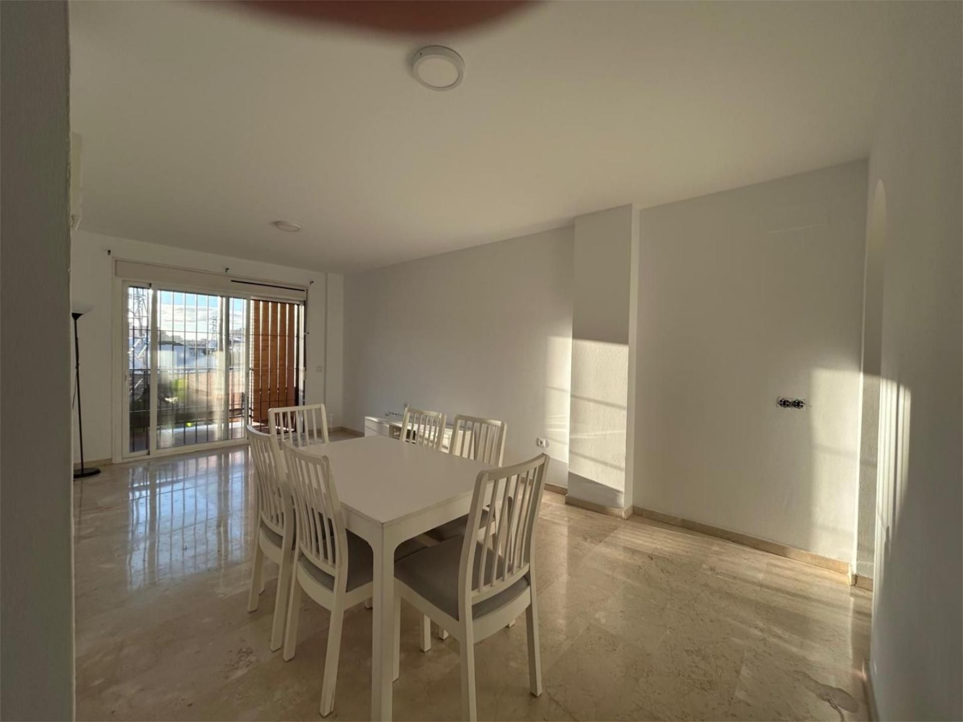 Pis de lloguer a Calle Alcalá Galiano, 40, Los Pacos Menjador de Pis de lloguer en Fuengirola amb Aire condicionat, Terrassa i Piscina