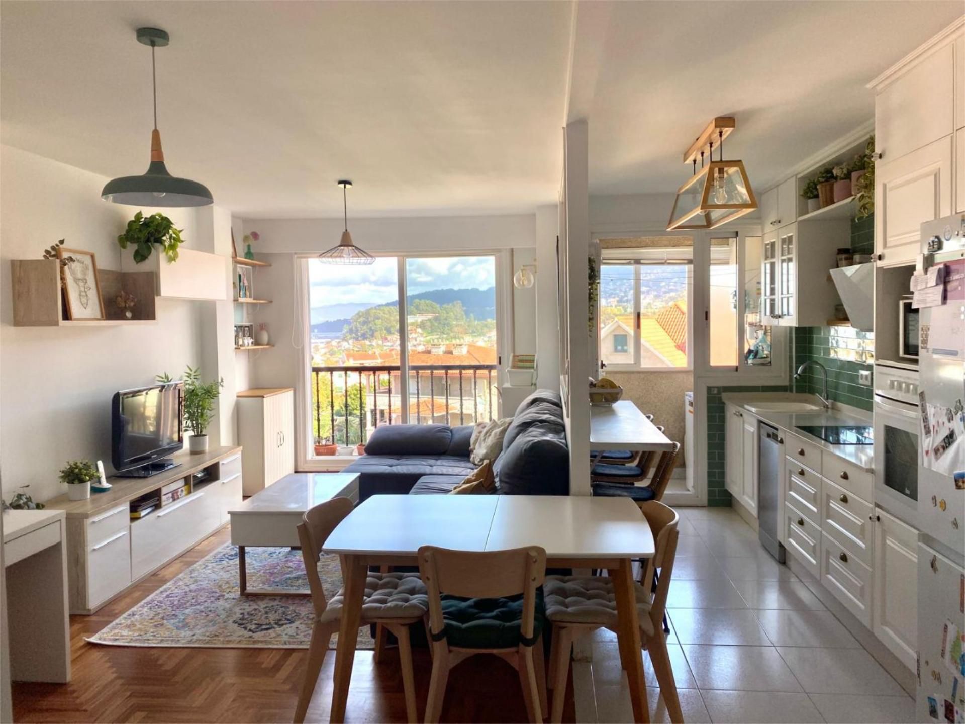 Pis en venda a Teis Menjador de Pis en venda en Vigo amb Calefacció, Parquet i Traster