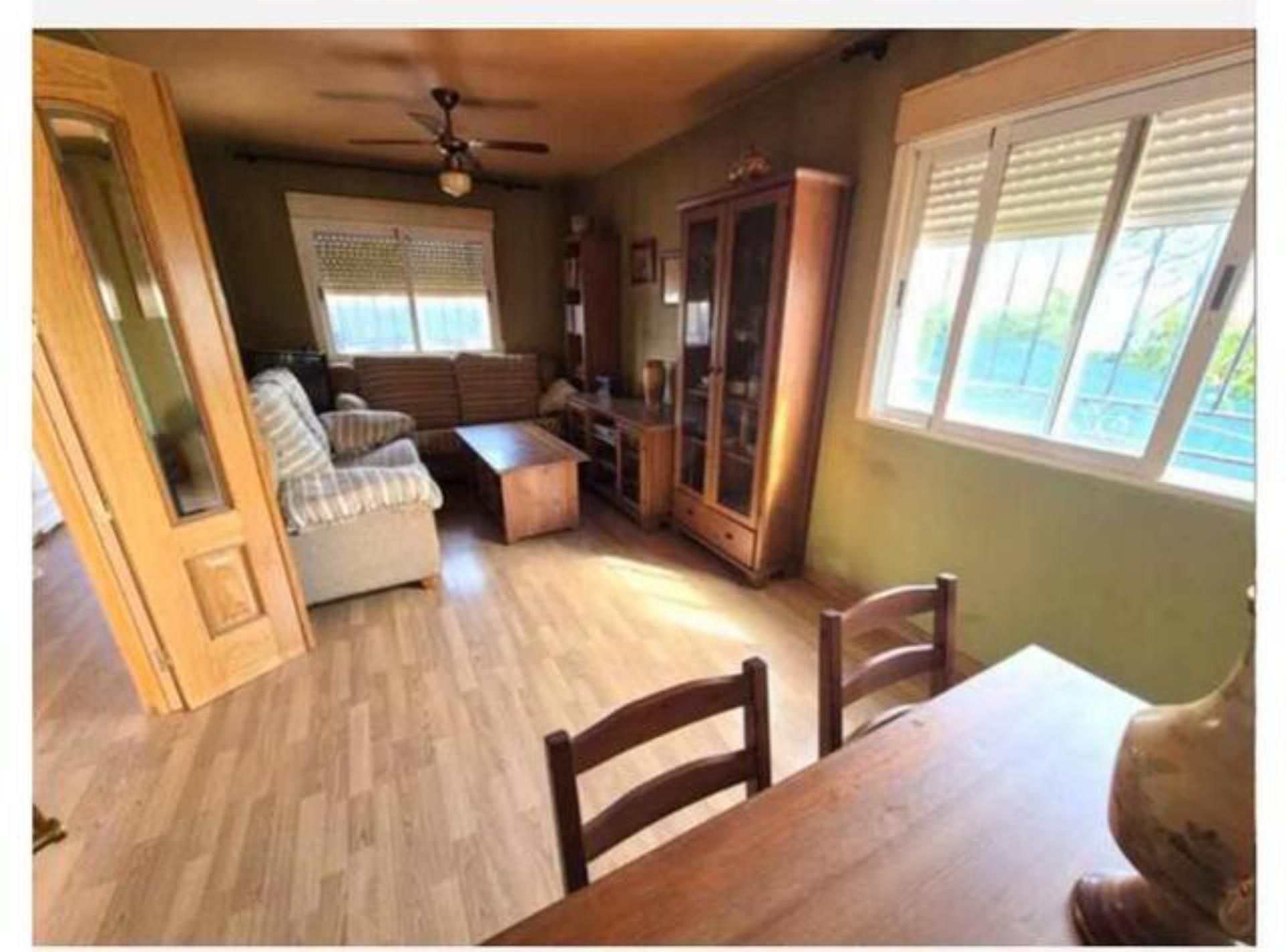 Casa adosada en venda a El Casar de Escalona Sala d'estar de Casa adosada en venda en El Casar de Escalona amb Jardí privat, Piscina i Moblat