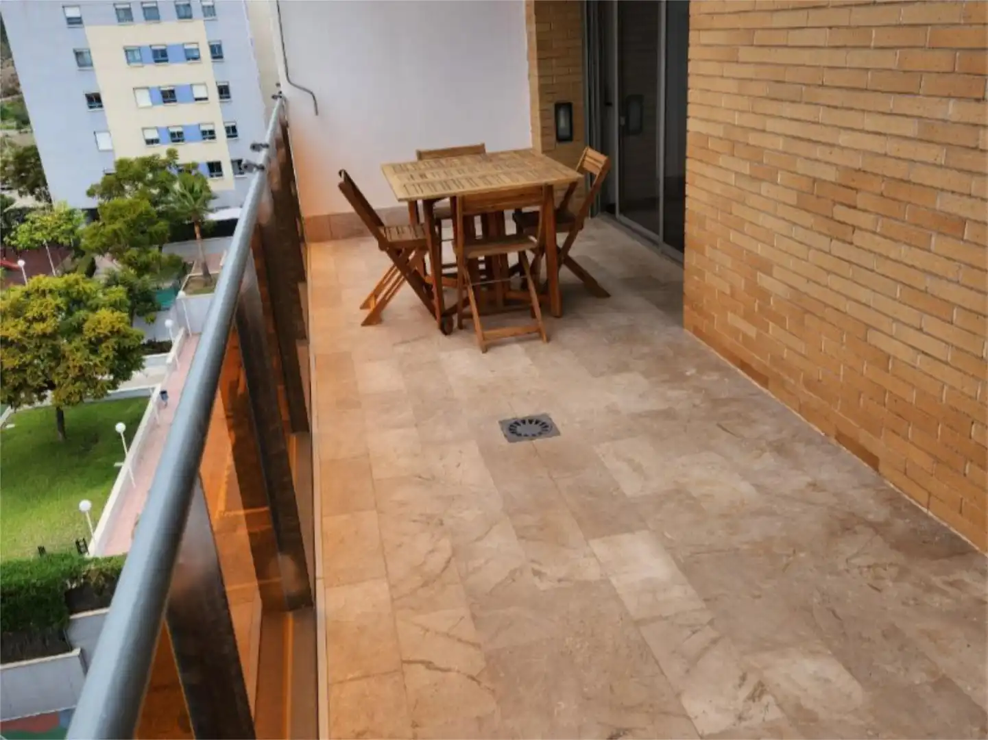 Ático en venta en Calle María Casares, 3, El Cónsul - Ciudad Universitaria - El Romeral Terraza de Ático en venta en Málaga con Aire acondicionado, Calefacción y Jardín privado