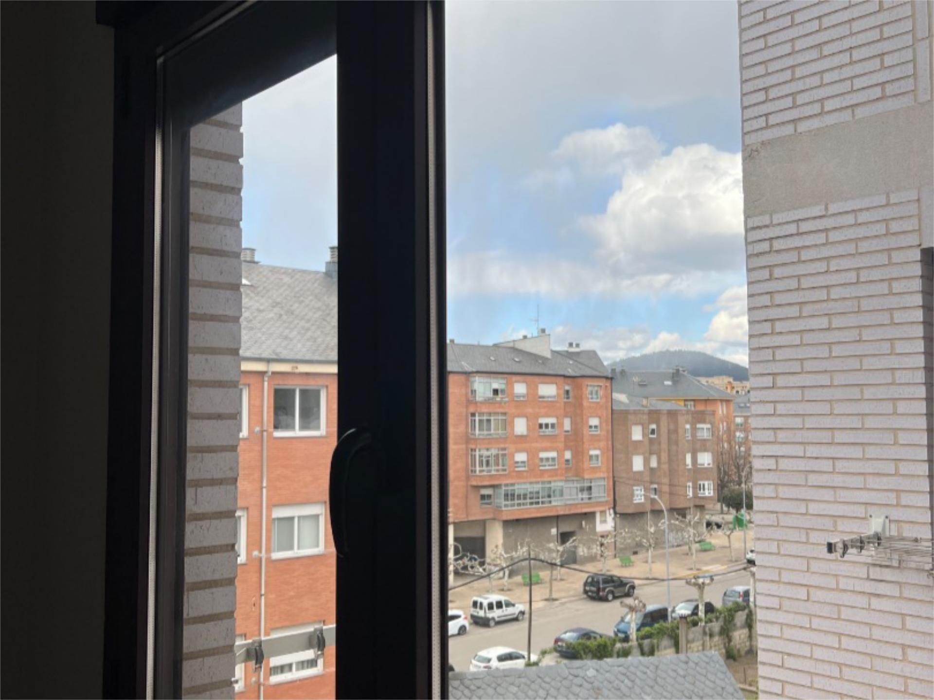 Pis en venda a Avenida de Portugal, 96, Flores de Sil - La Placa Vista exterior de Pis en venda en Ponferrada amb Balcó