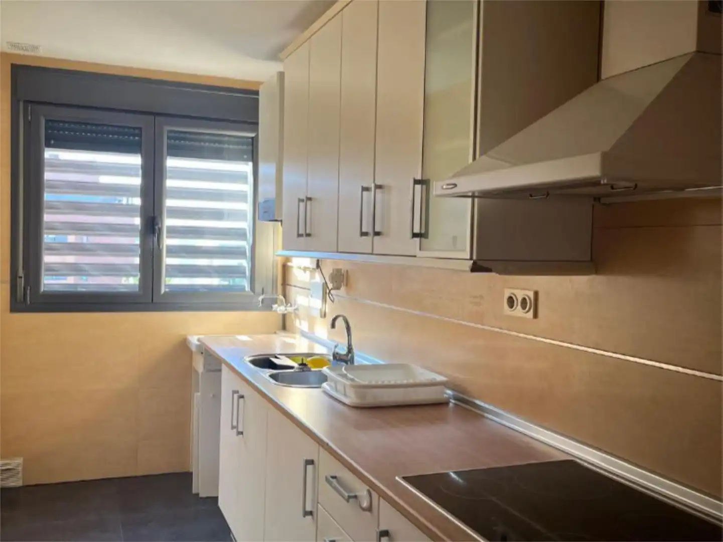 Piso de alquiler en Calle Emir, 17, Parque Lagos Cocina de Piso de alquiler en Granada con Aire acondicionado, Calefacción y Parquet