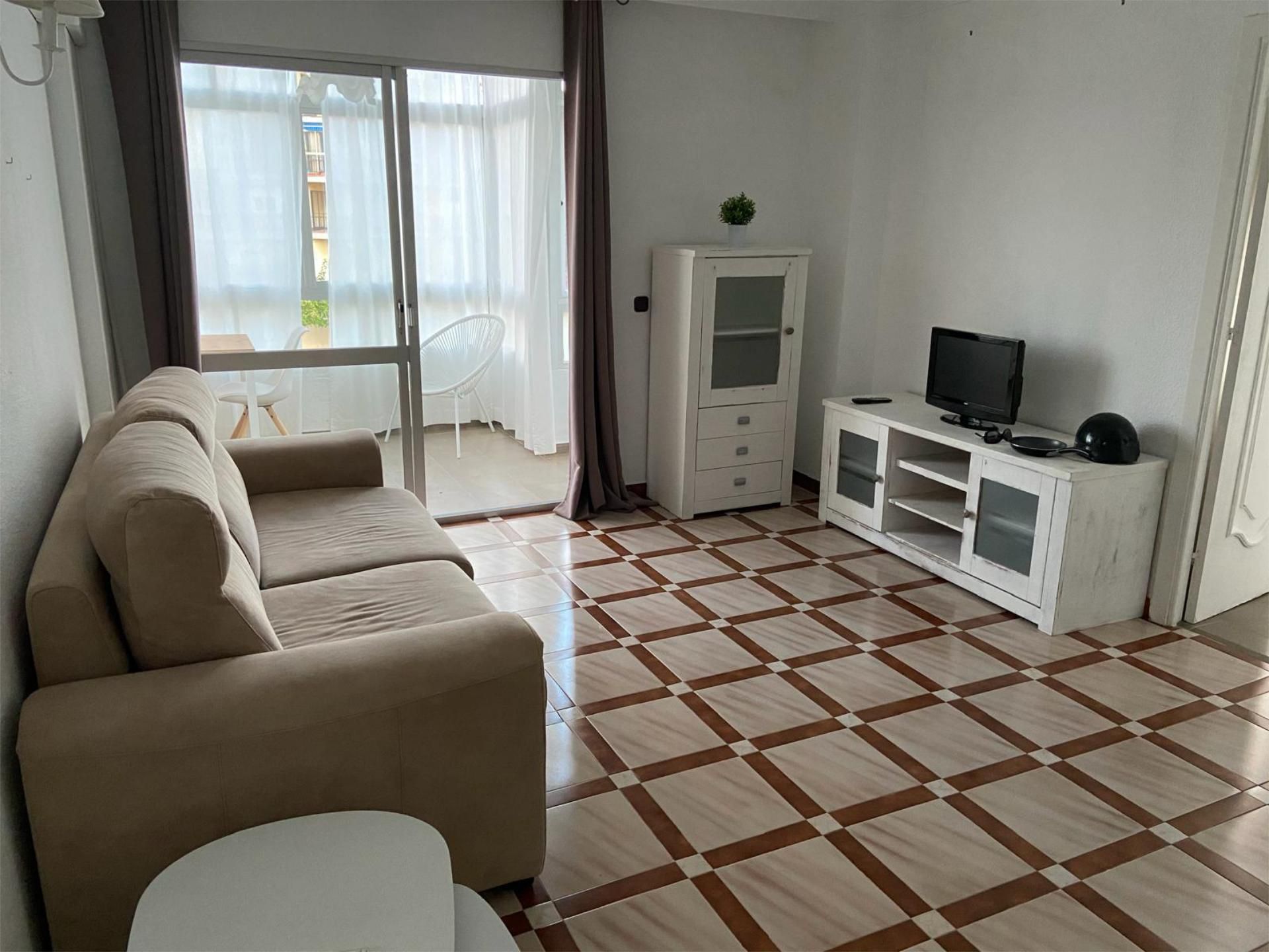 Piso en venta en Calle Burgos, Nº4, Castillo Sohail - Myramar Sala de estar de Piso en venta en Fuengirola con Aire acondicionado, Terraza y Piscina