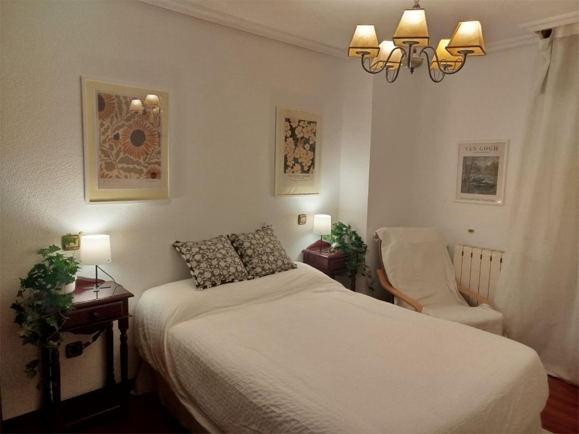 Flat to share in Calle de Nicasio Perez, 22, Circular Bedroom of Flat to share in Valladolid Capital with Heating, Parquet flooring and Furnished