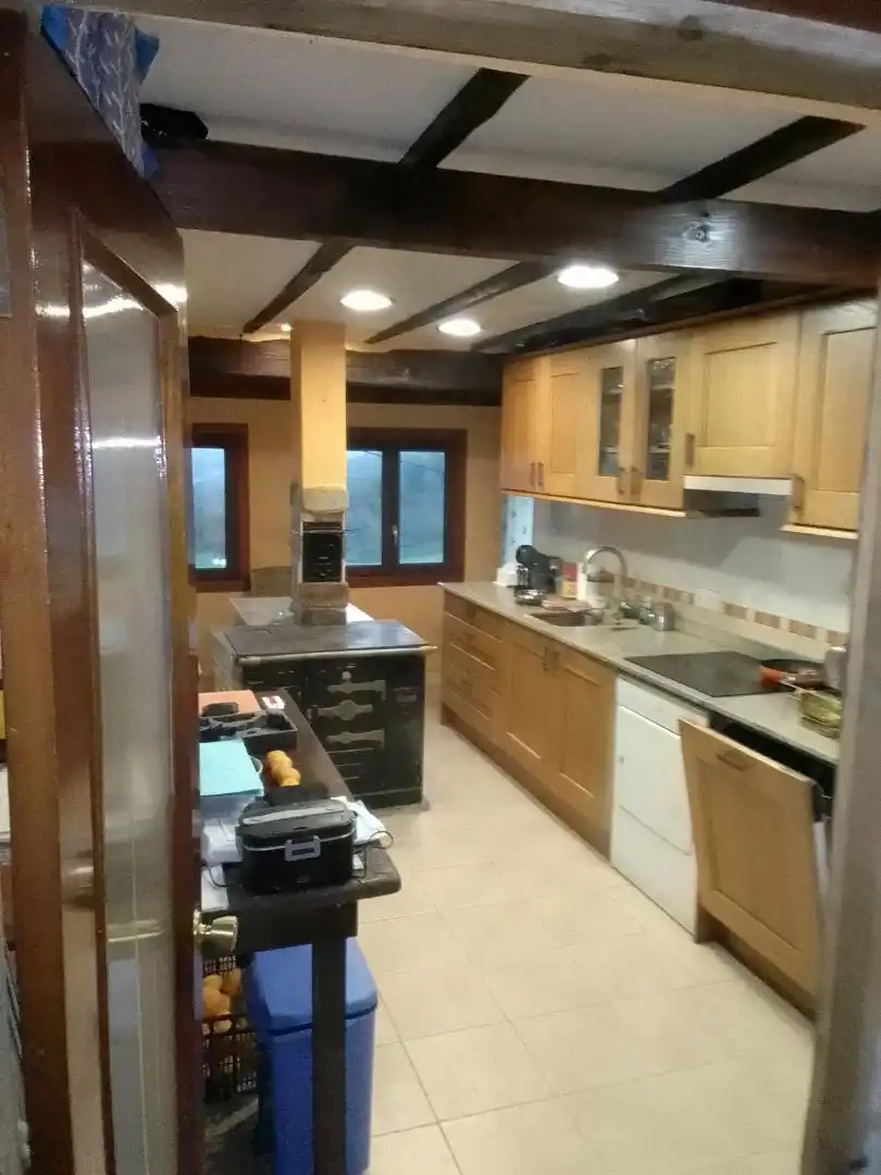 Casa adosada en venta en Bollain Auzoa, 22, Karrantza Harana / Valle de Carranza Cocina de Casa adosada en venta en Karrantza Harana / Valle de Carranza con Terraza, Piscina y Balcón