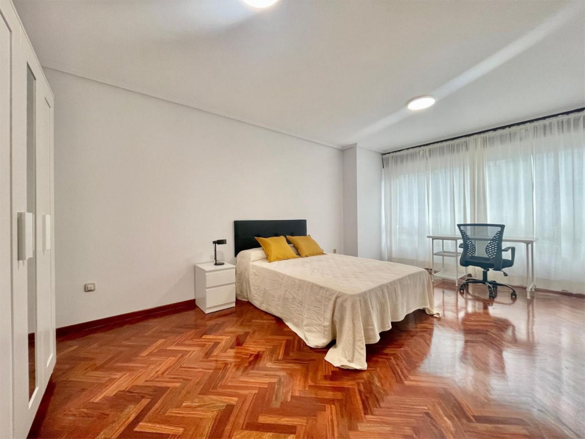 Flat to share in Rúa Federico Tapia, Ensanche Bedroom of Flat to share in A Coruña Capital with Heating, Parquet flooring and Furnished