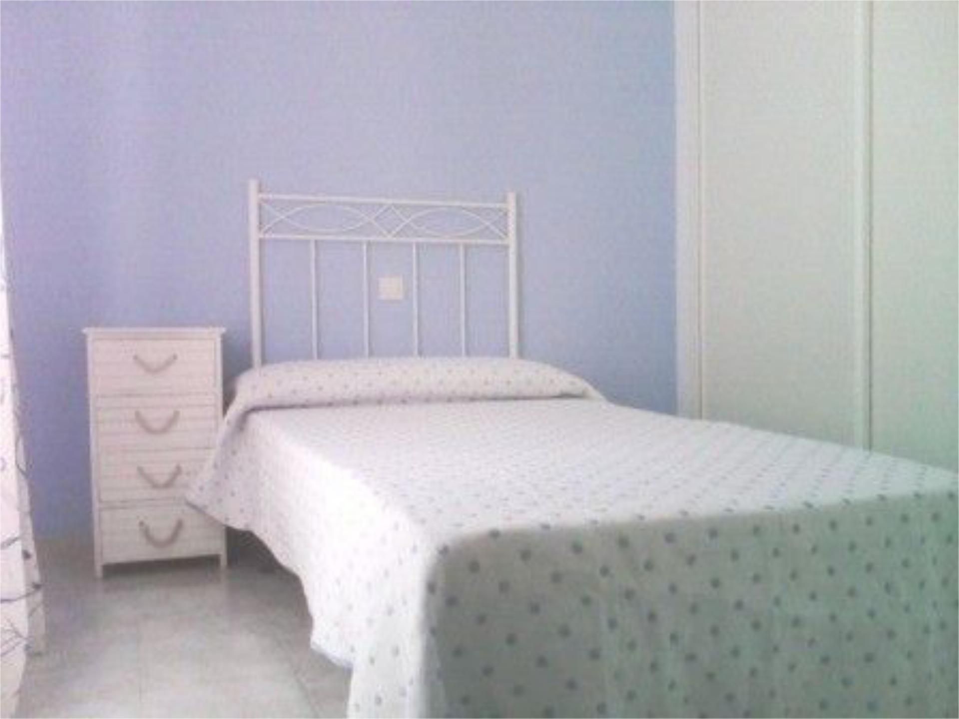 Pis de lloguer a Calle del Camino Llano, 40, Casco Antiguo Dormitori de Pis de lloguer en Cáceres Capital amb Aire condicionat, Moblat i Aparcament comunitari