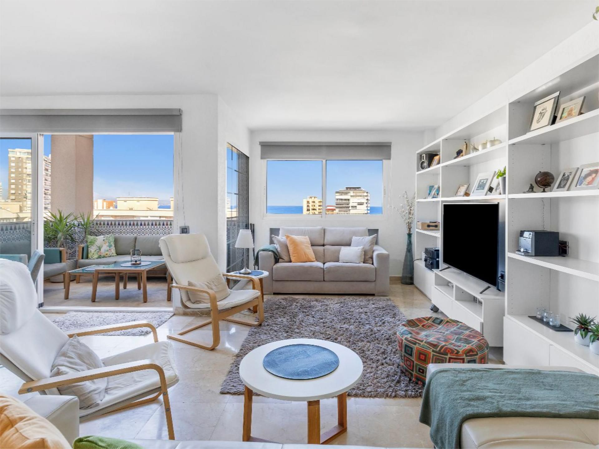 Ático en venta en Avenida Benidorm, 11, Alicante / Alacant Sala de estar de Ático en venta en Alicante / Alacant con Aire acondicionado, Piscina y Balcón