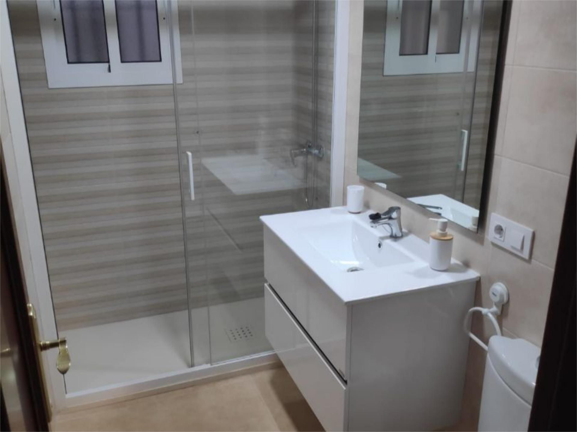 Flat to rent in Avenida de Sánchez Pizjuán, 25, El Torrejón - El Cerezo Bathroom of Flat to rent in Sevilla Capital