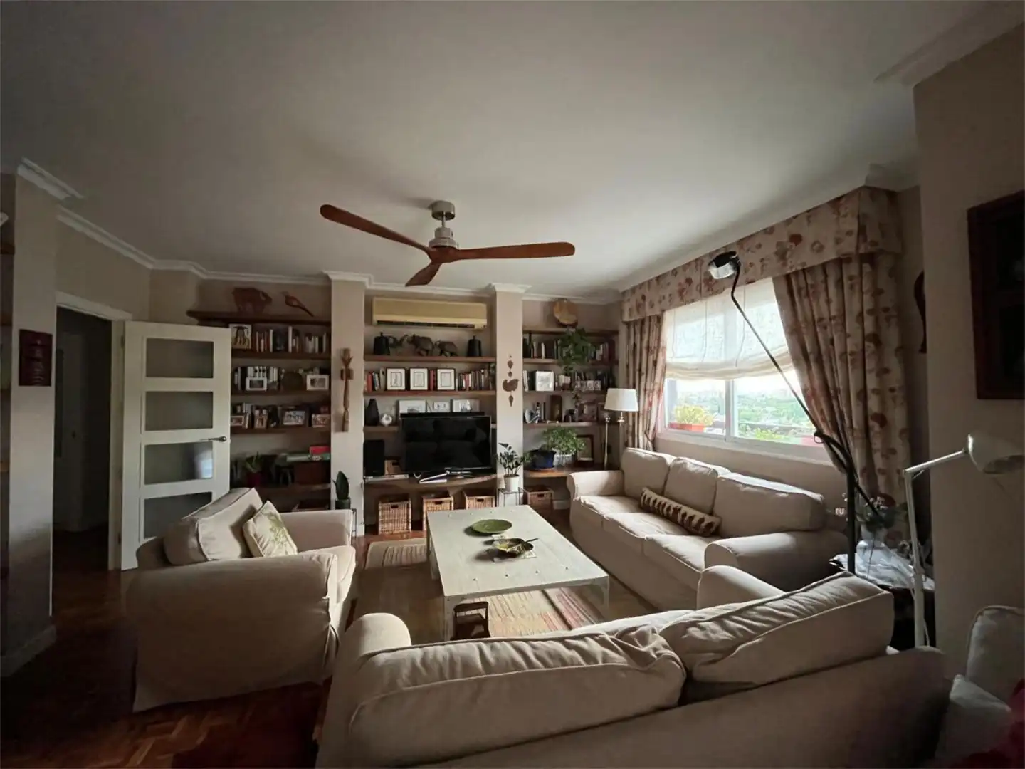 Living room of Flat for sale in Sevilla  with Air Conditioner, Heating and Parquet flooring