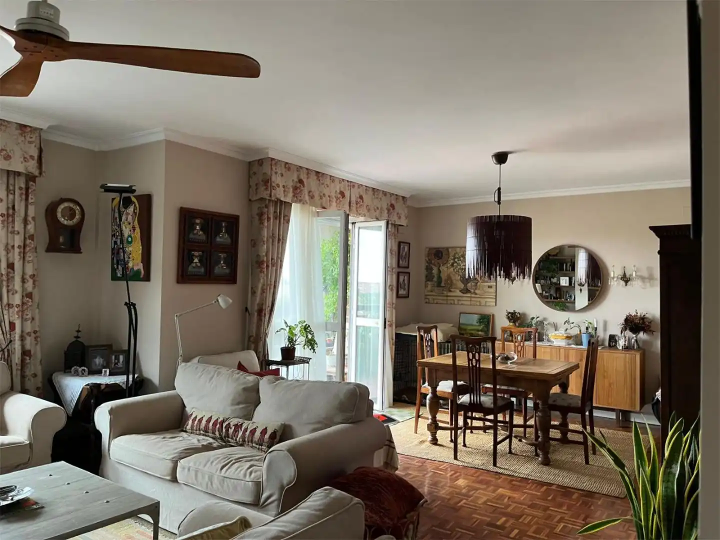 Living room of Flat for sale in Sevilla  with Air Conditioner, Heating and Parquet flooring