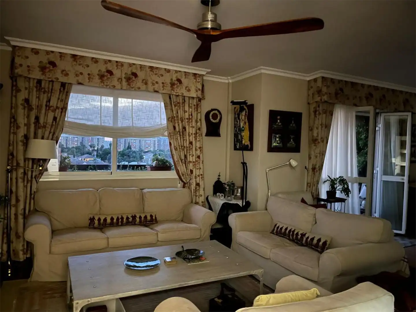 Living room of Flat for sale in Sevilla  with Air Conditioner, Heating and Parquet flooring