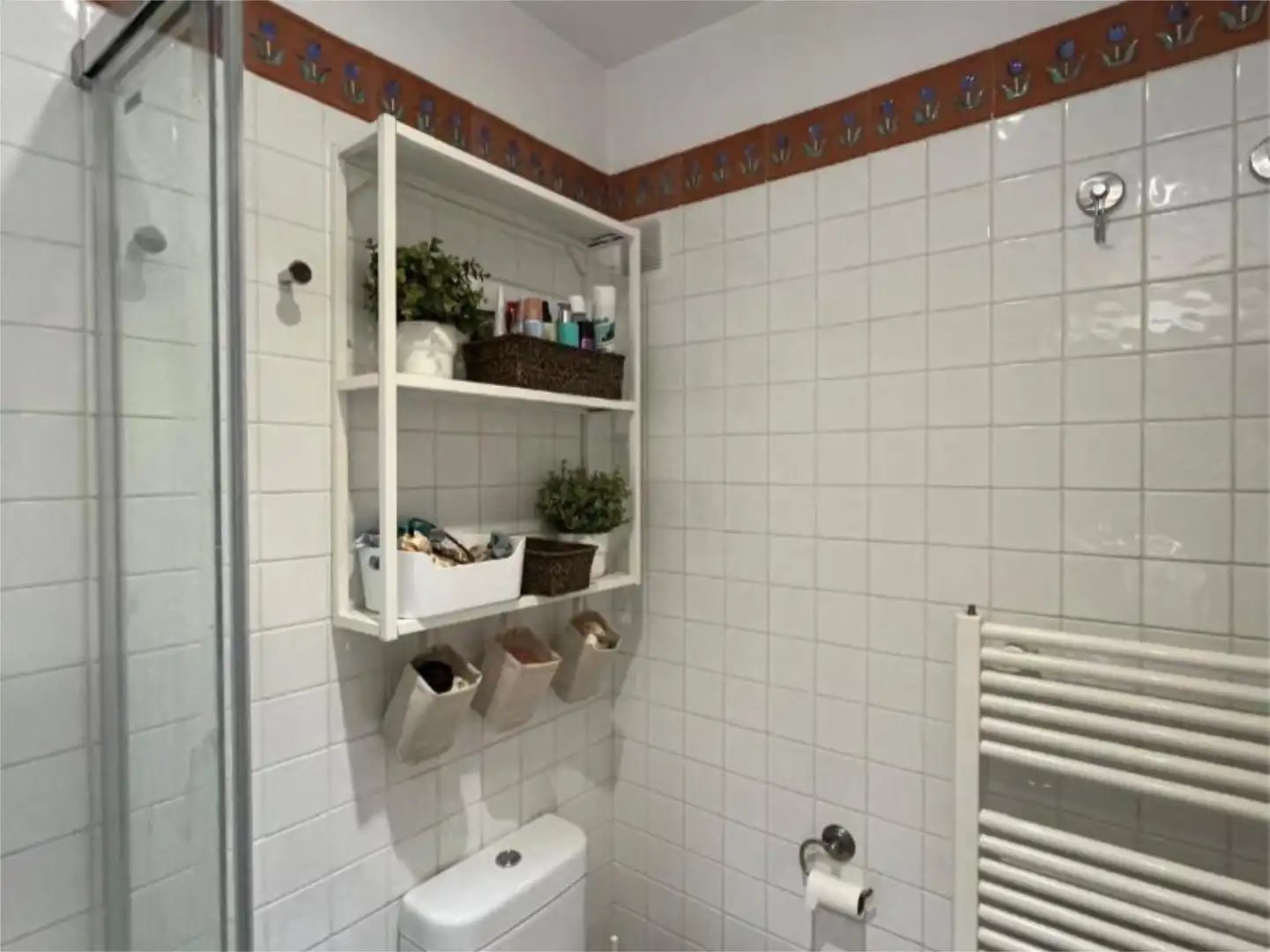 Bathroom of Flat for sale in Sevilla  with Air Conditioner, Heating and Parquet flooring