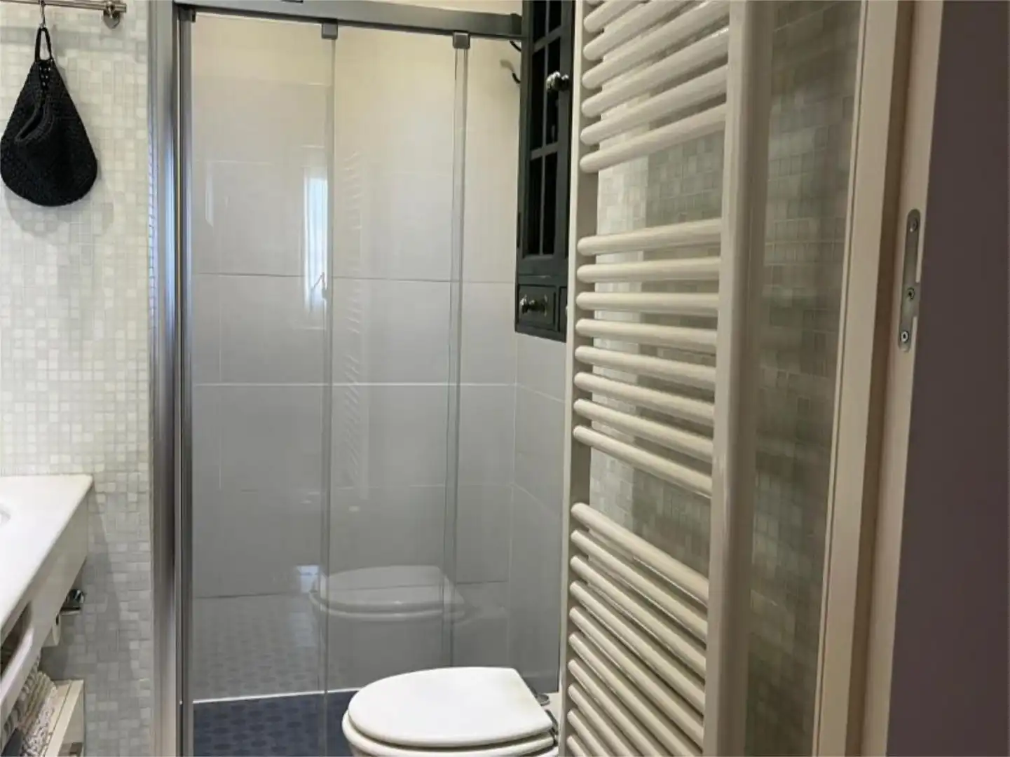 Bathroom of Flat for sale in Sevilla  with Air Conditioner, Heating and Parquet flooring