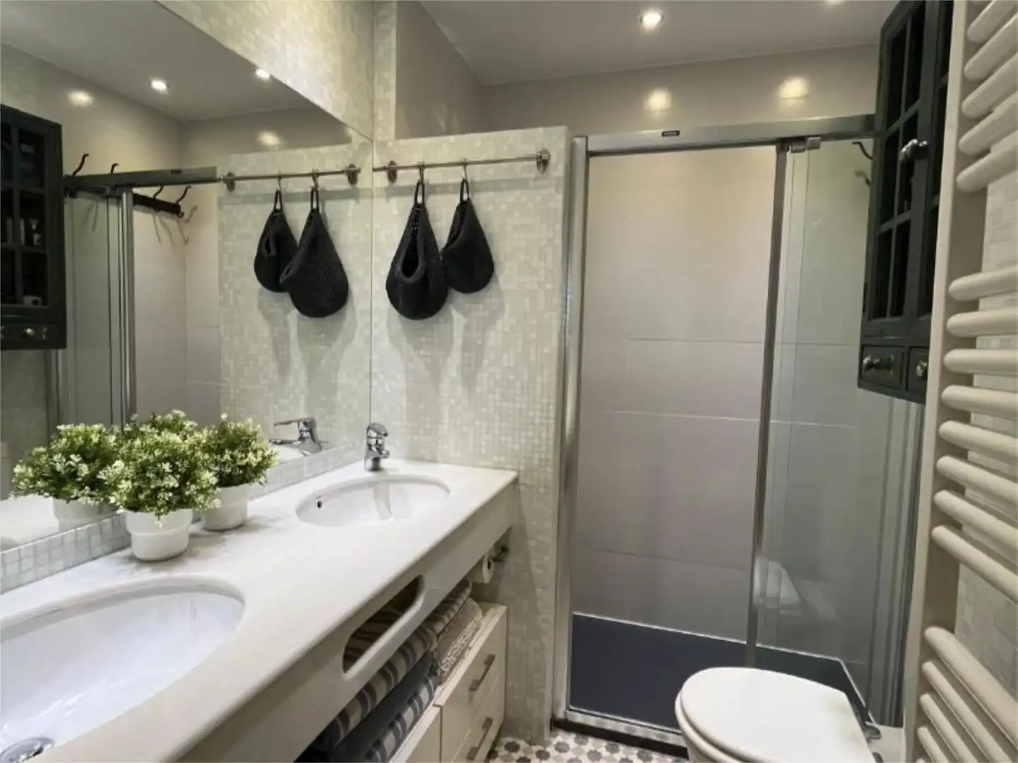Bathroom of Flat for sale in Sevilla  with Air Conditioner, Heating and Parquet flooring