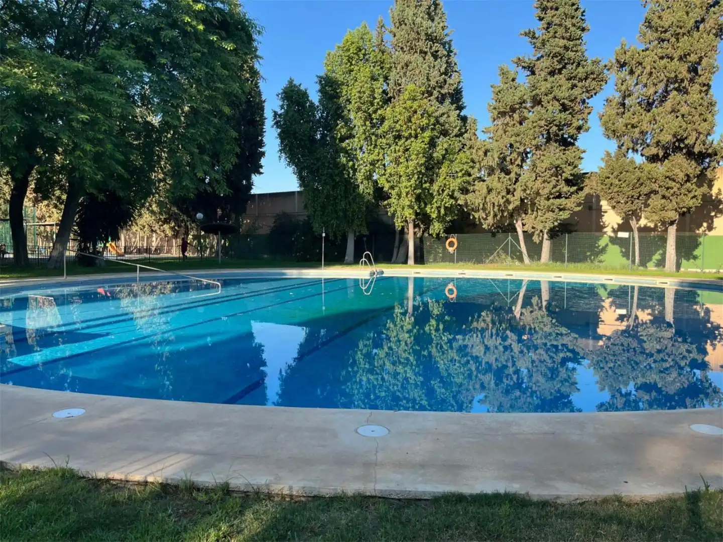 Swimming pool of Flat for sale in Sevilla  with Air Conditioner, Heating and Parquet flooring