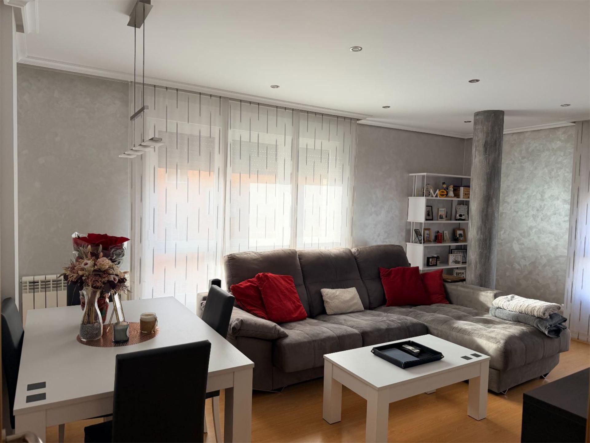 Living room of Flat for sale in Calahorra  with Air Conditioner and Balcony