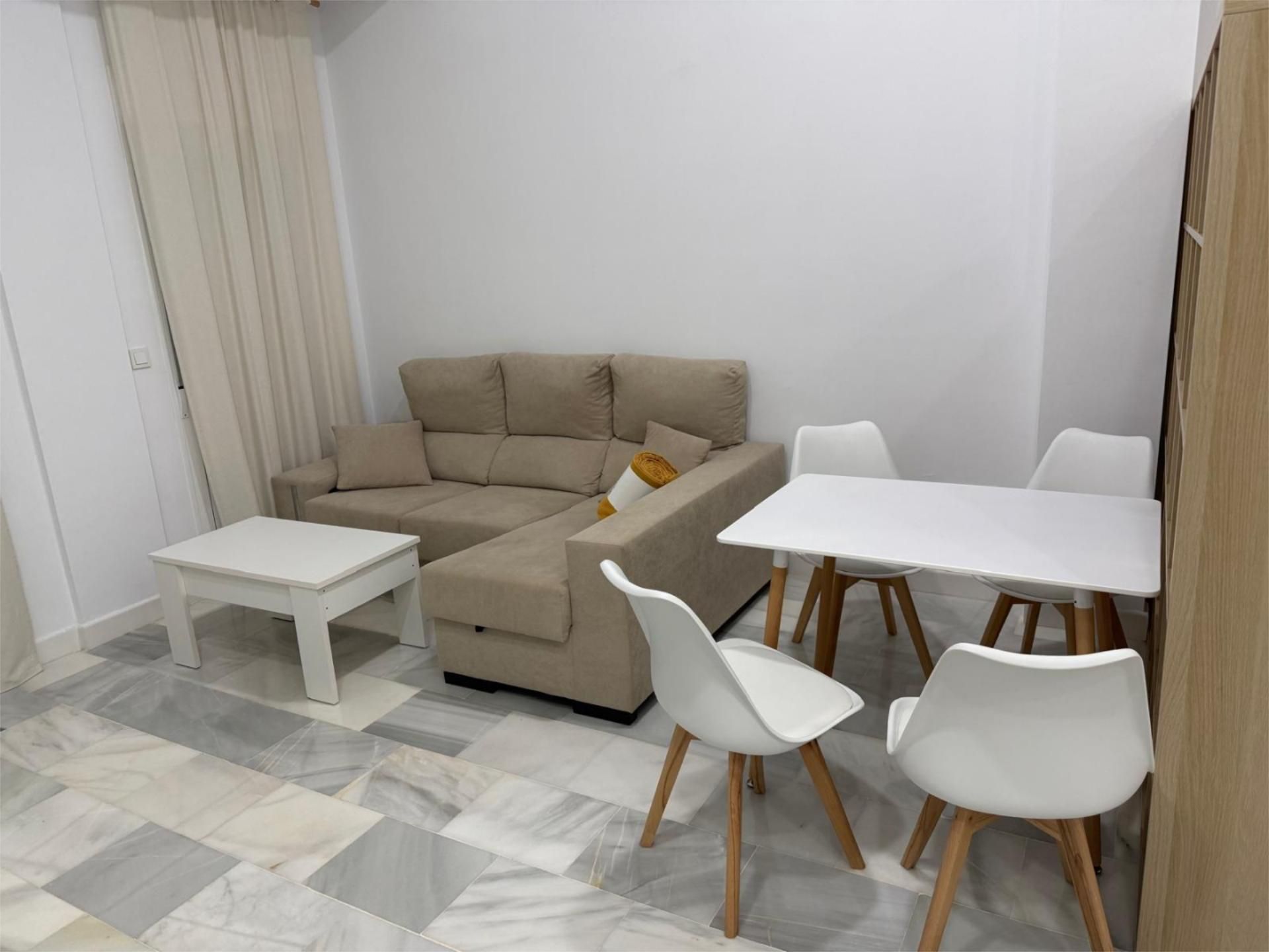 Apartament de lloguer a Calle Pintor Juan Gris, 1, Vista Alegre - Parque Cruz Conde Sala d'estar de Apartament de lloguer en Córdoba Capital amb Aire condicionat, Calefacció i Terrassa