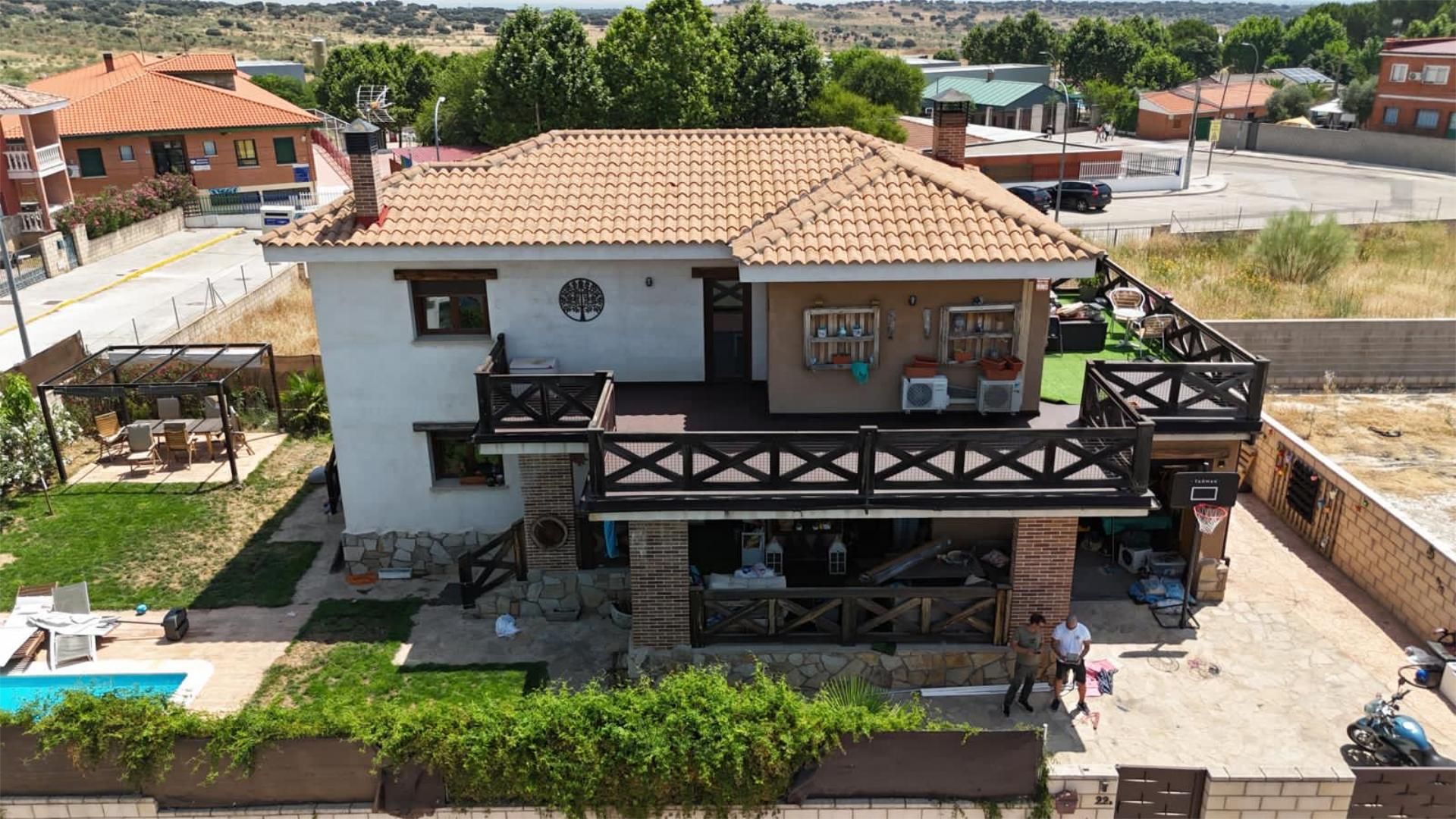 Casa o xalet en venda a Carretera de Robledo, 22a, Navas del Rey Vista exterior de Casa o xalet en venda en Navas del Rey amb Aire condicionat, Terrassa i Piscina