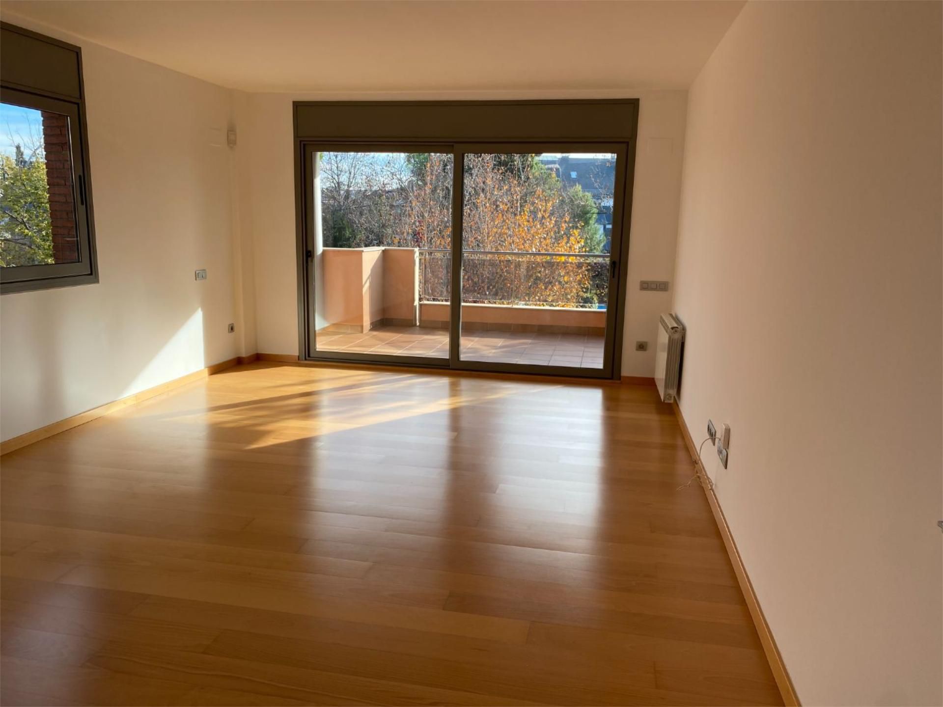 Flat to rent in Carrer d'Álvarez, 18, Arxiu Living room of Flat to rent in Sant Cugat del Vallès with Air Conditioner, Heating and Parquet flooring