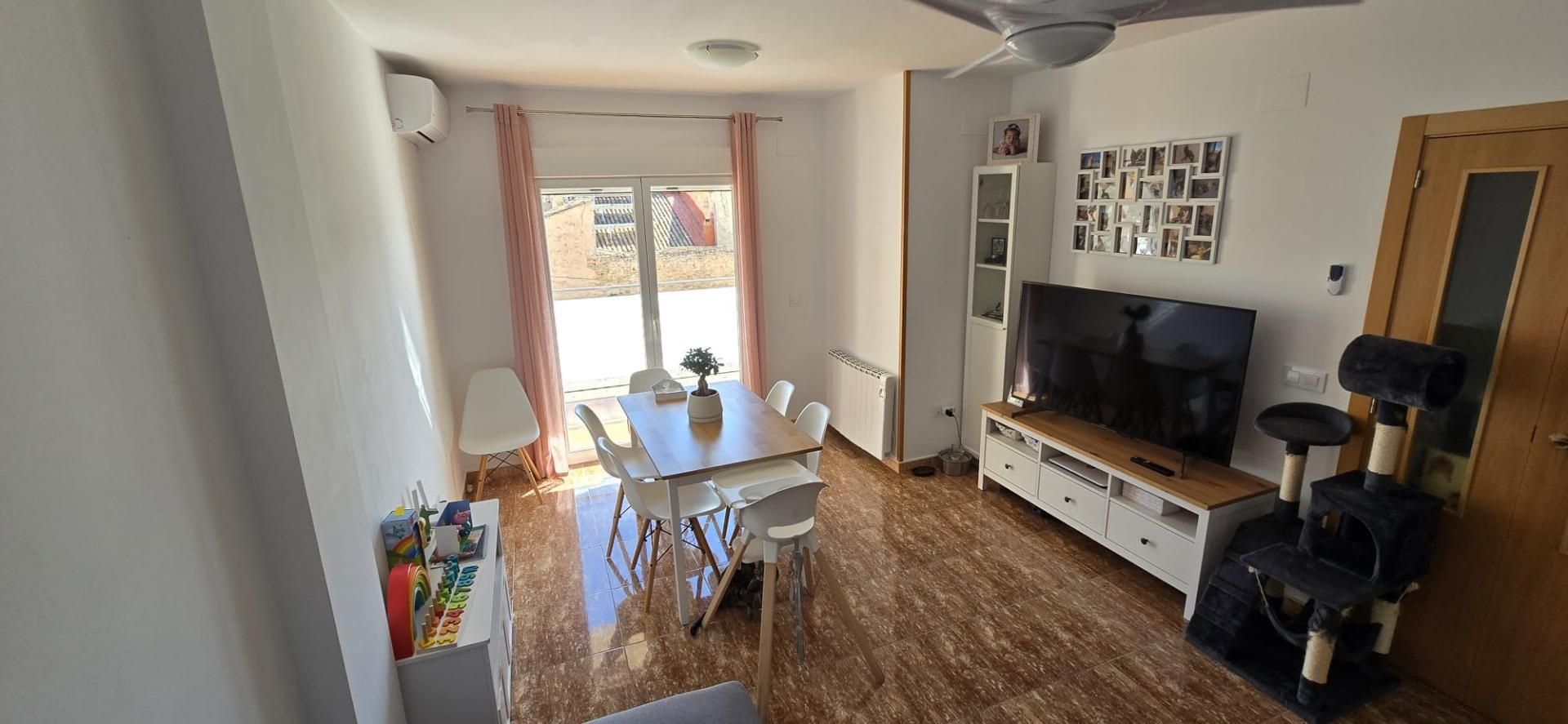 Casa adosada en venda a Calle San Vicente, 40, Fuenterrobles Sala d'estar de Casa adosada en venda en Fuenterrobles amb Aire condicionat, Terrassa i Balcó