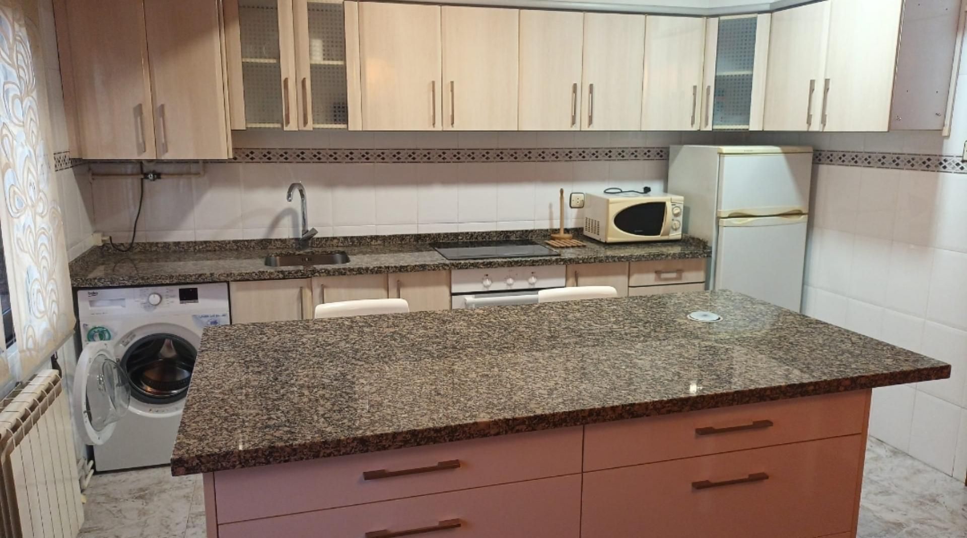 Piso de alquiler en Calle Rafael Belderrain, 5, La Felguera Cocina de Piso de alquiler en Langreo con Calefacción, Parquet y Trastero