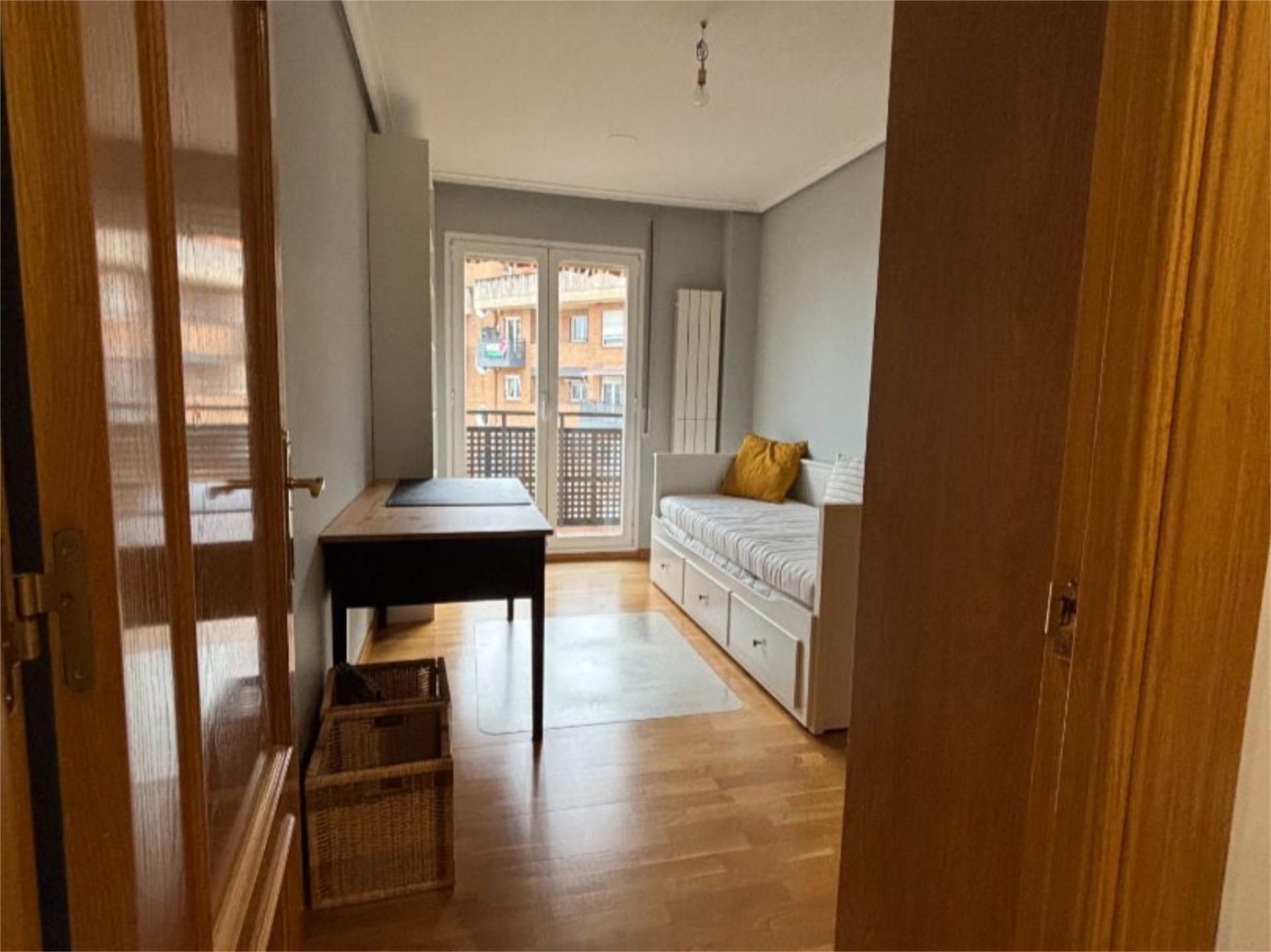 Flat to rent in Calle Alcanadre, 4, Los Lirios Bedroom of Flat to rent in Logroño with Heating, Parquet flooring and Swimming Pool