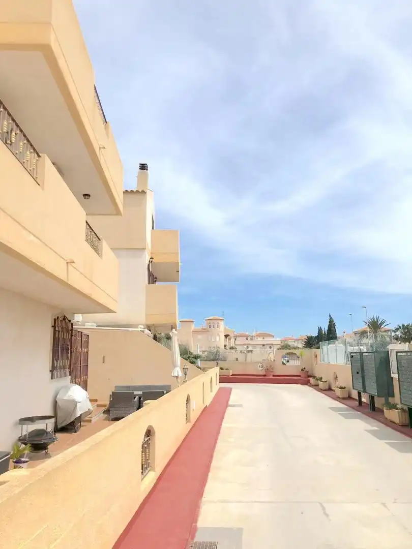 Vista exterior de Casa adosada en venda en Orihuela amb Aire condicionat, Terrassa i Piscina