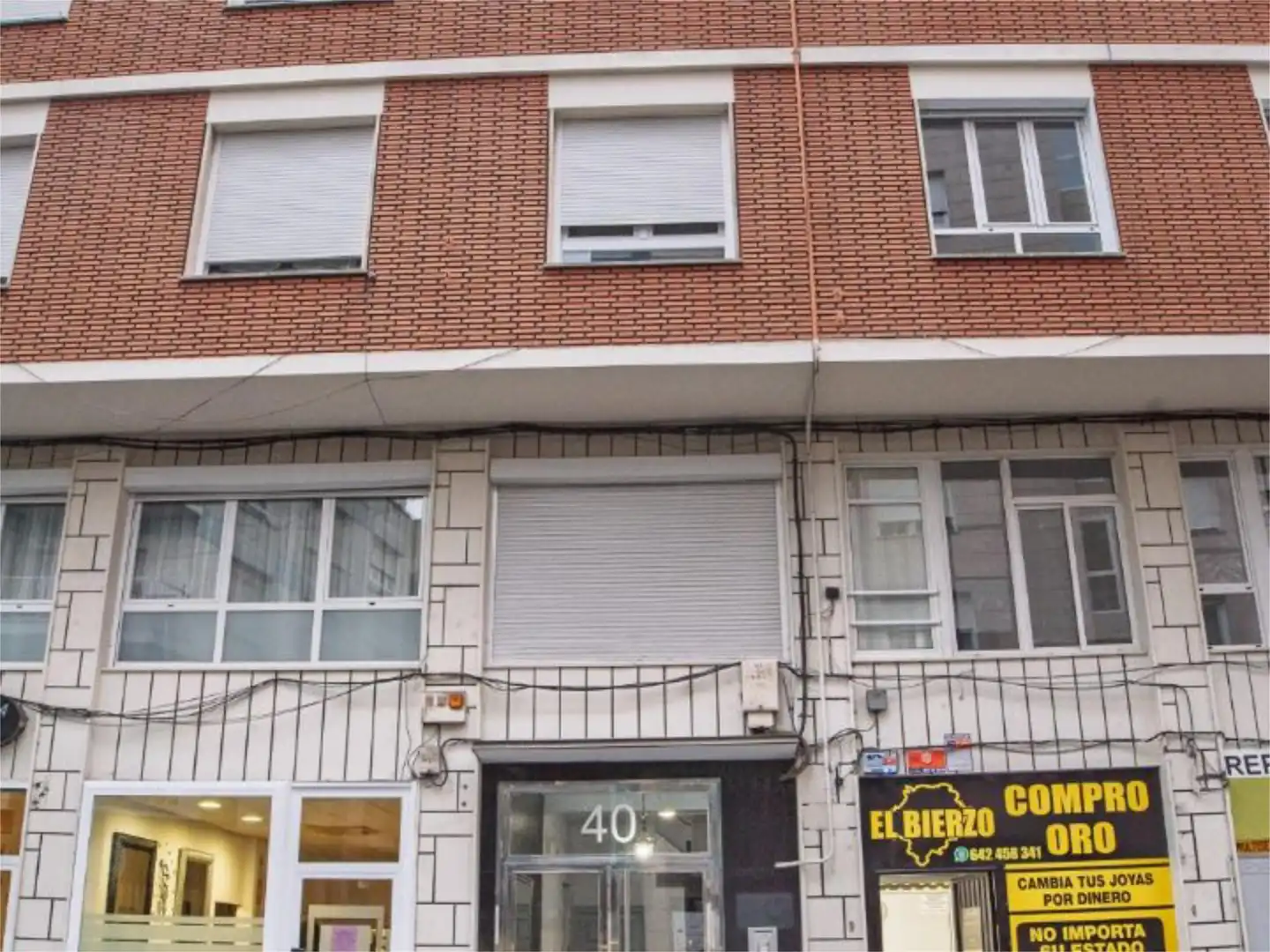 Pis en venda a Avenida Valdés, 40, Centro Vista exterior de Pis en venda en Ponferrada amb Calefacció, Traster i Moblat