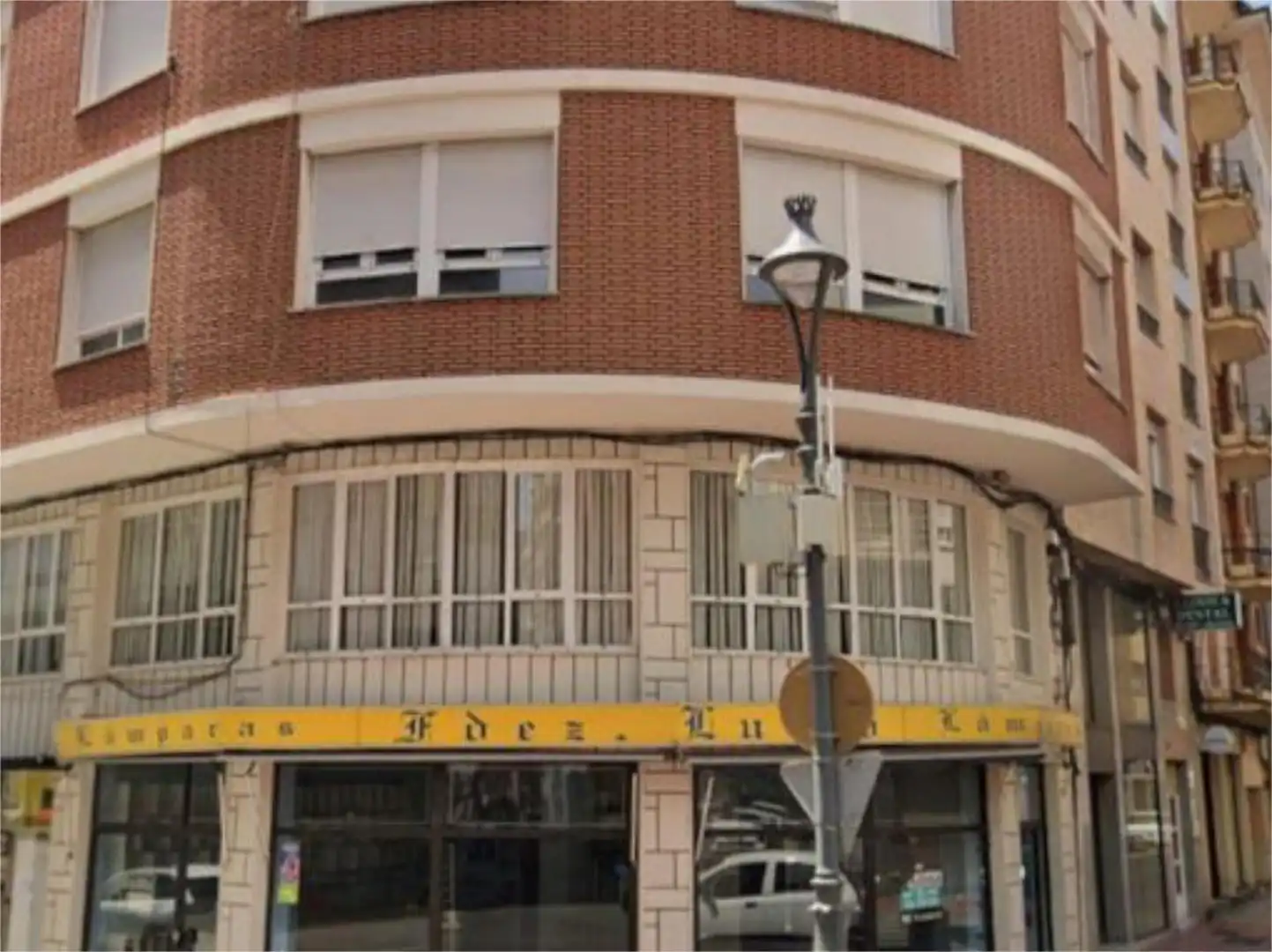 Pis en venda a Avenida Valdés, 40, Centro Vista exterior de Pis en venda en Ponferrada amb Calefacció, Traster i Moblat