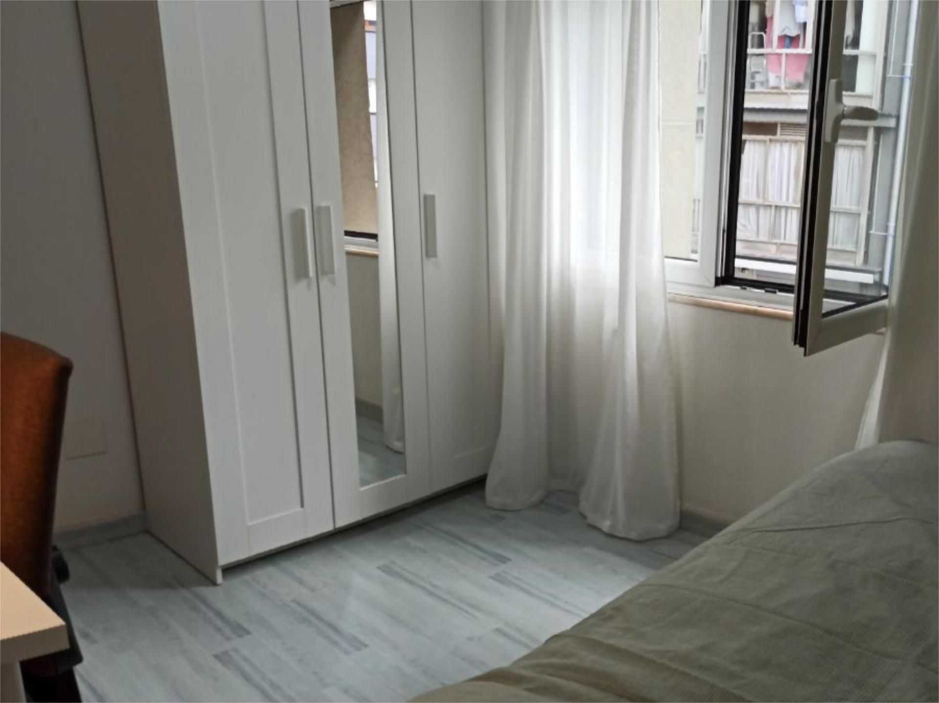 Pis per a compartir a Calle del Doctor Jiménez Díaz, 7, El Carbayedo - El Quirinal Dormitori de Pis per a compartir en Avilés amb Calefacció i Moblat